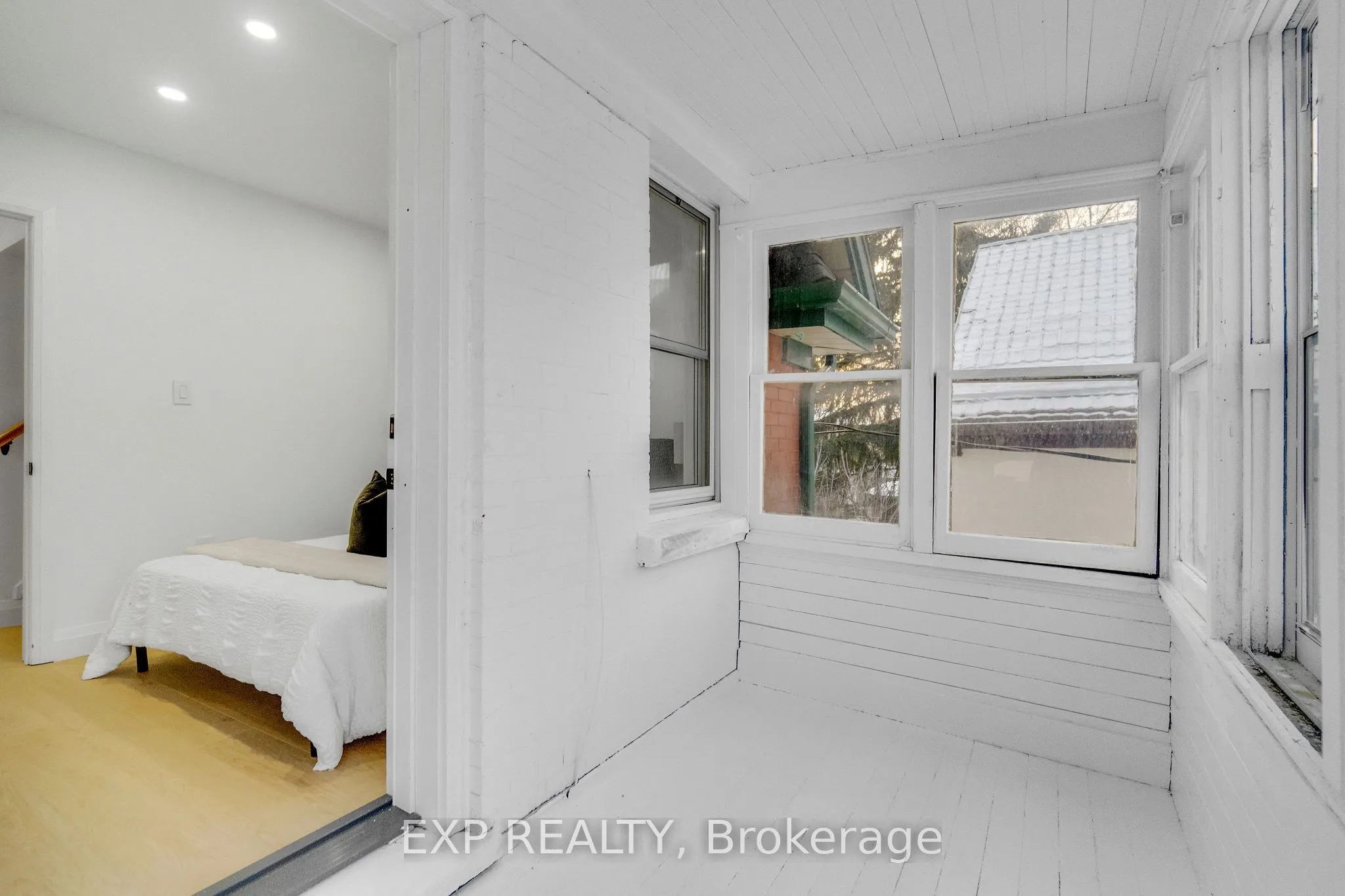 64 Lancaster Street E