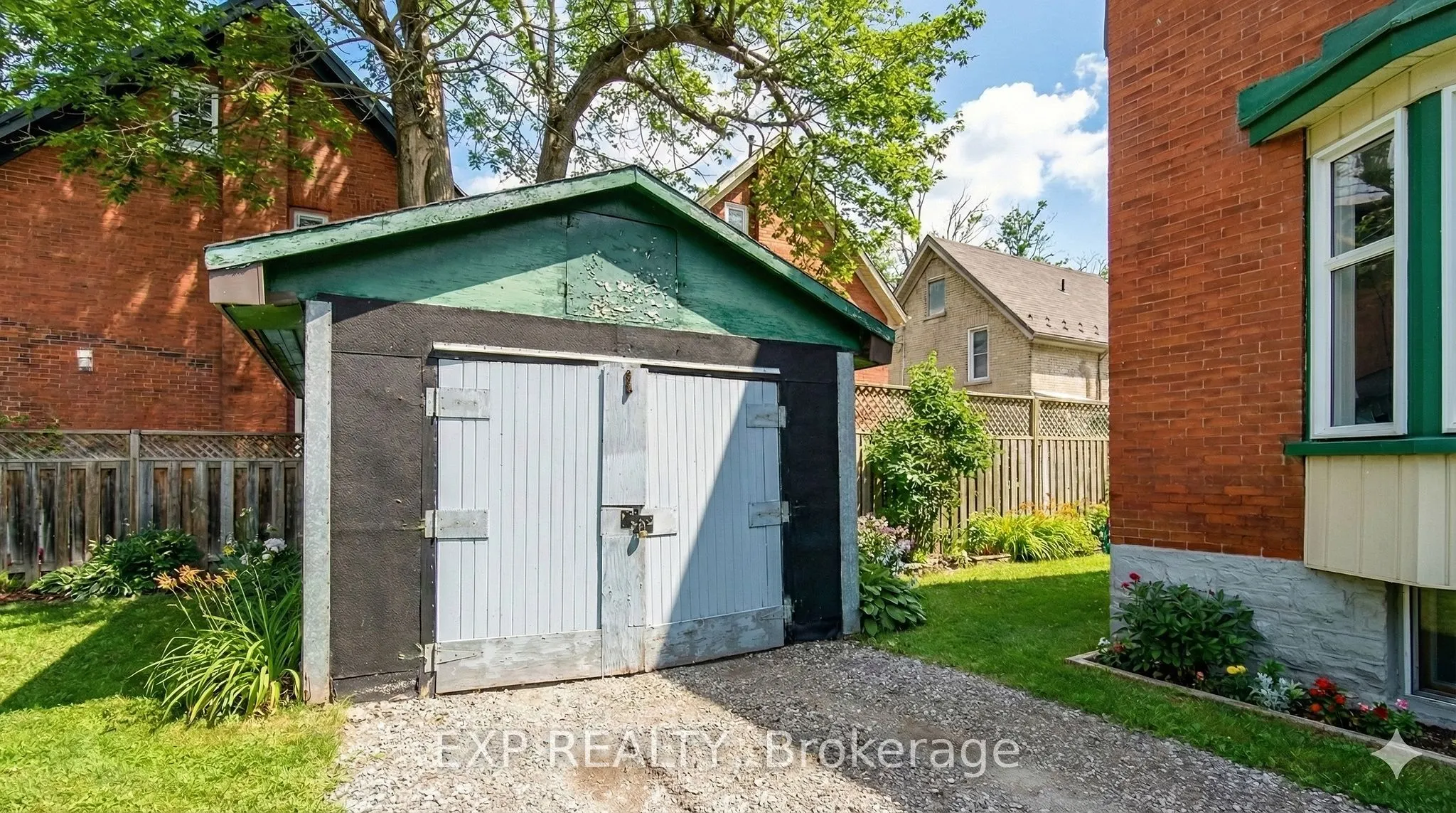 64 Lancaster Street E