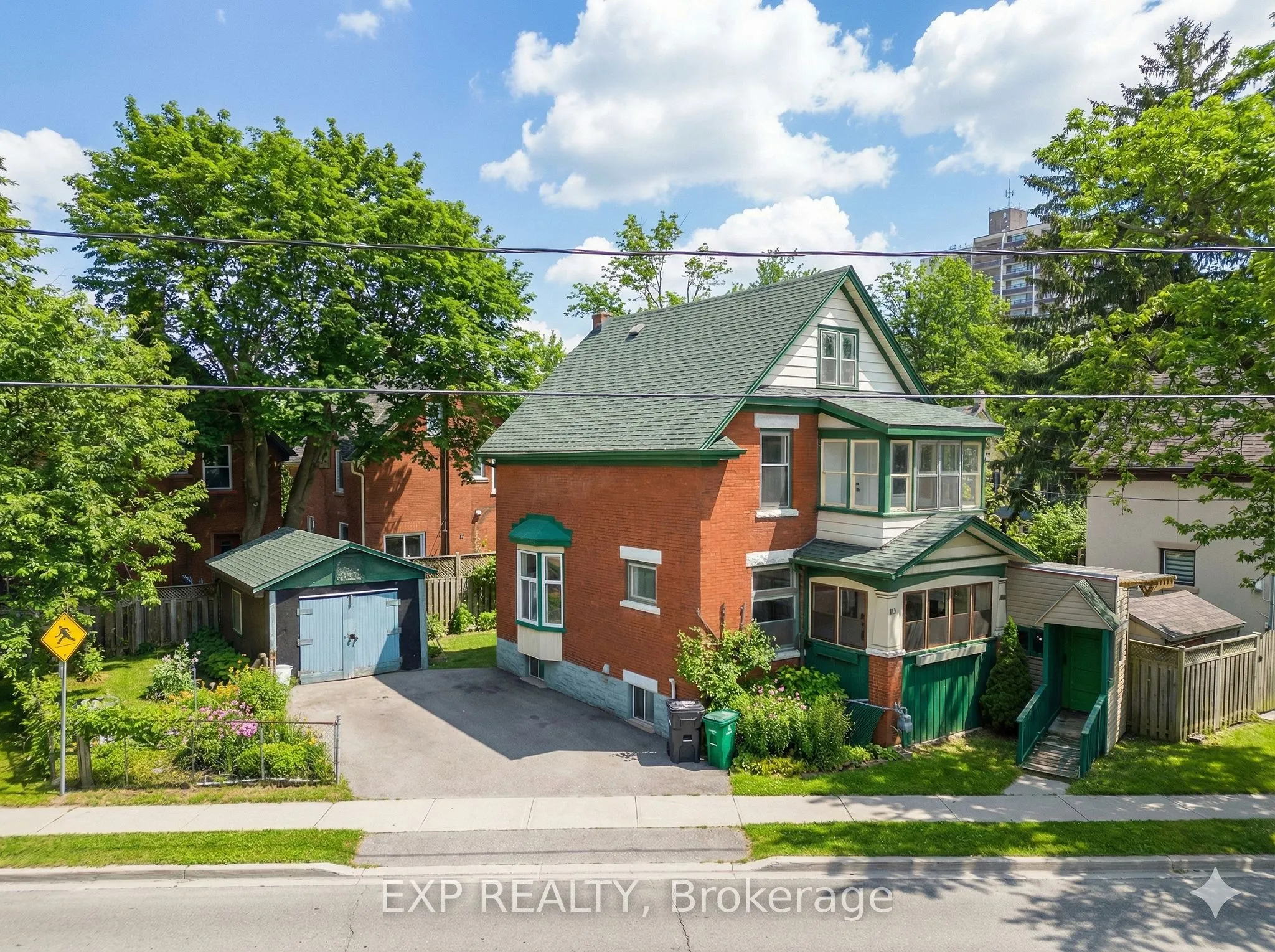 64 Lancaster Street E