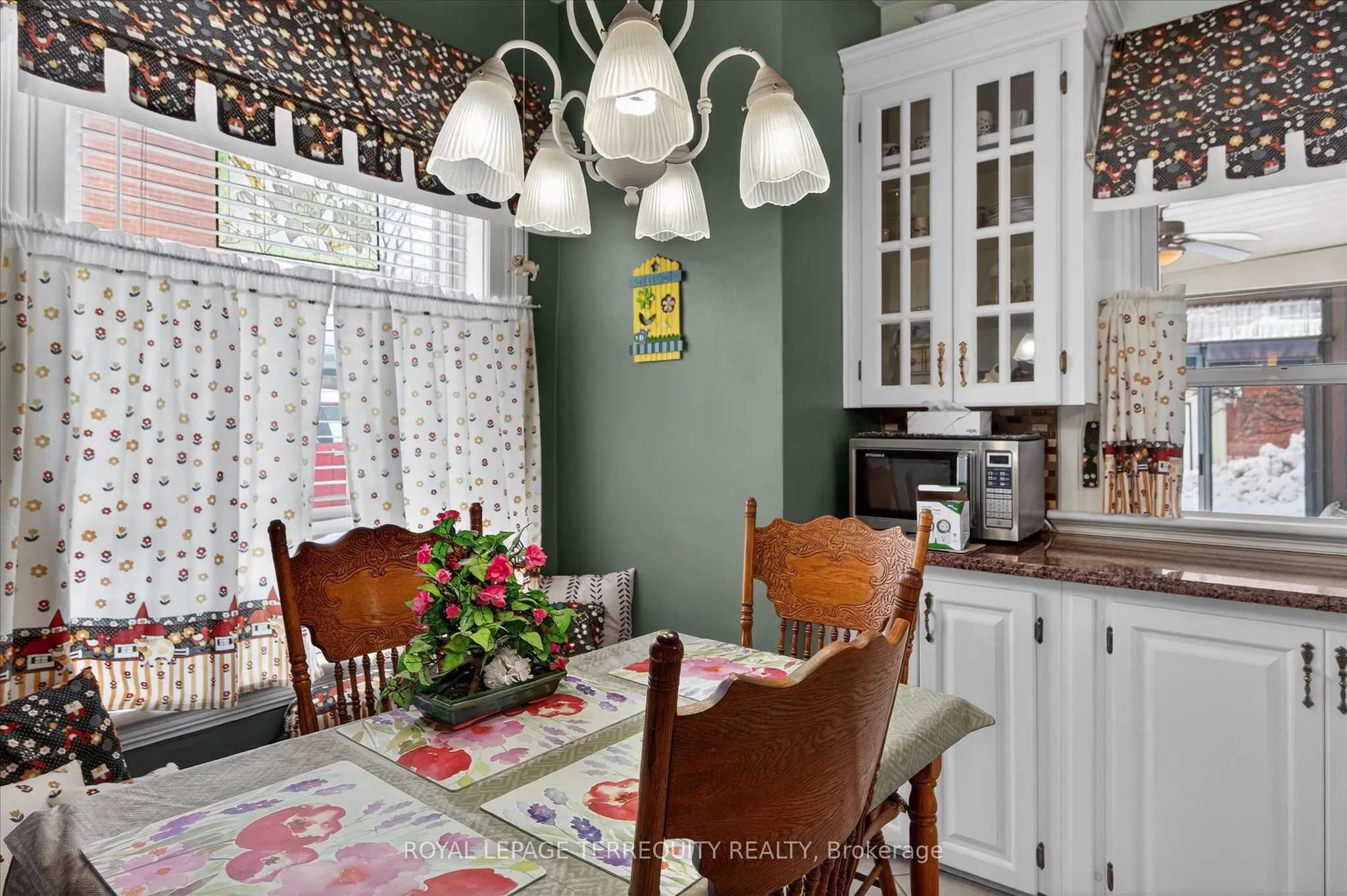 16 Booth Street S