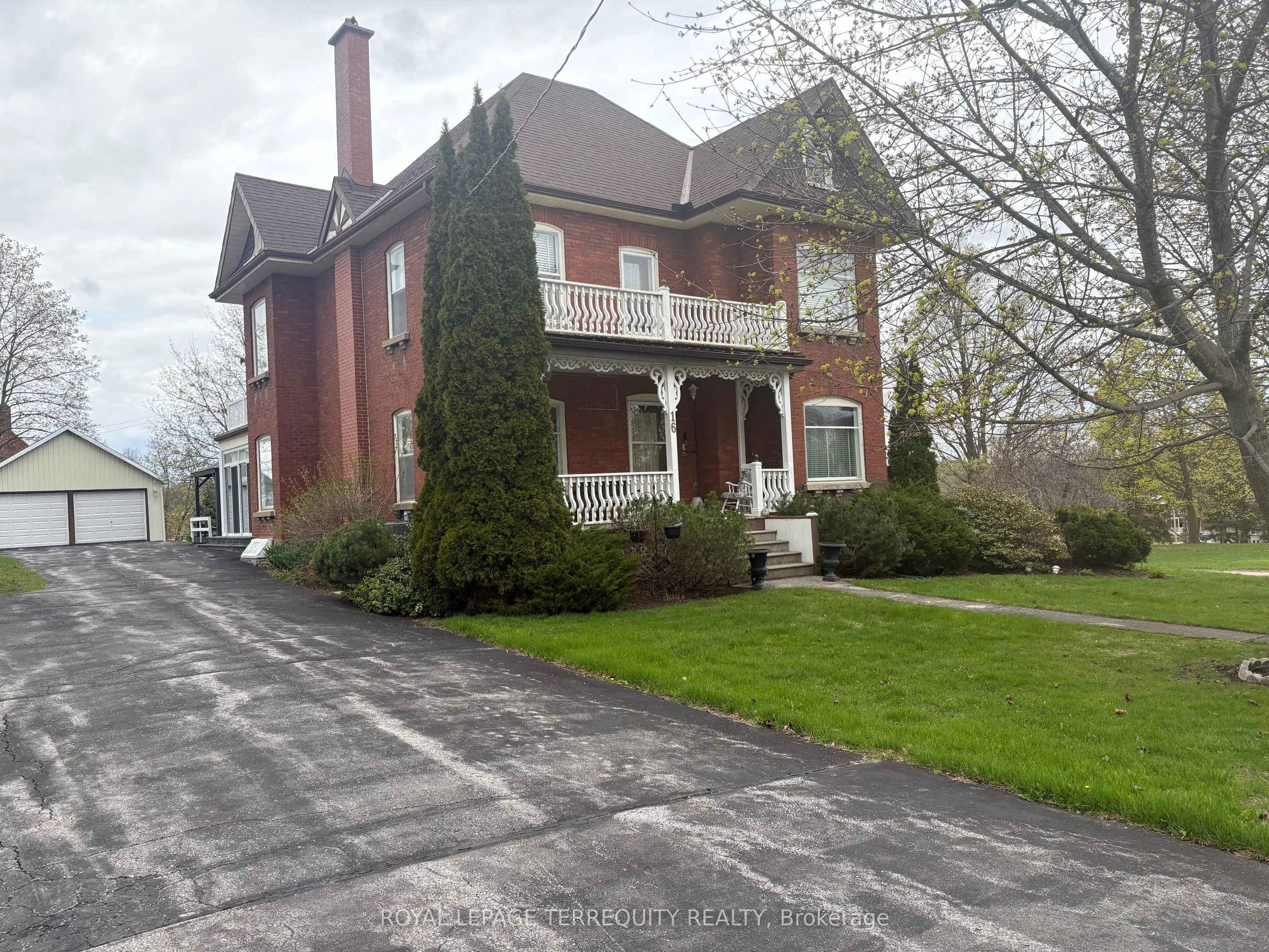 16 Booth Street S