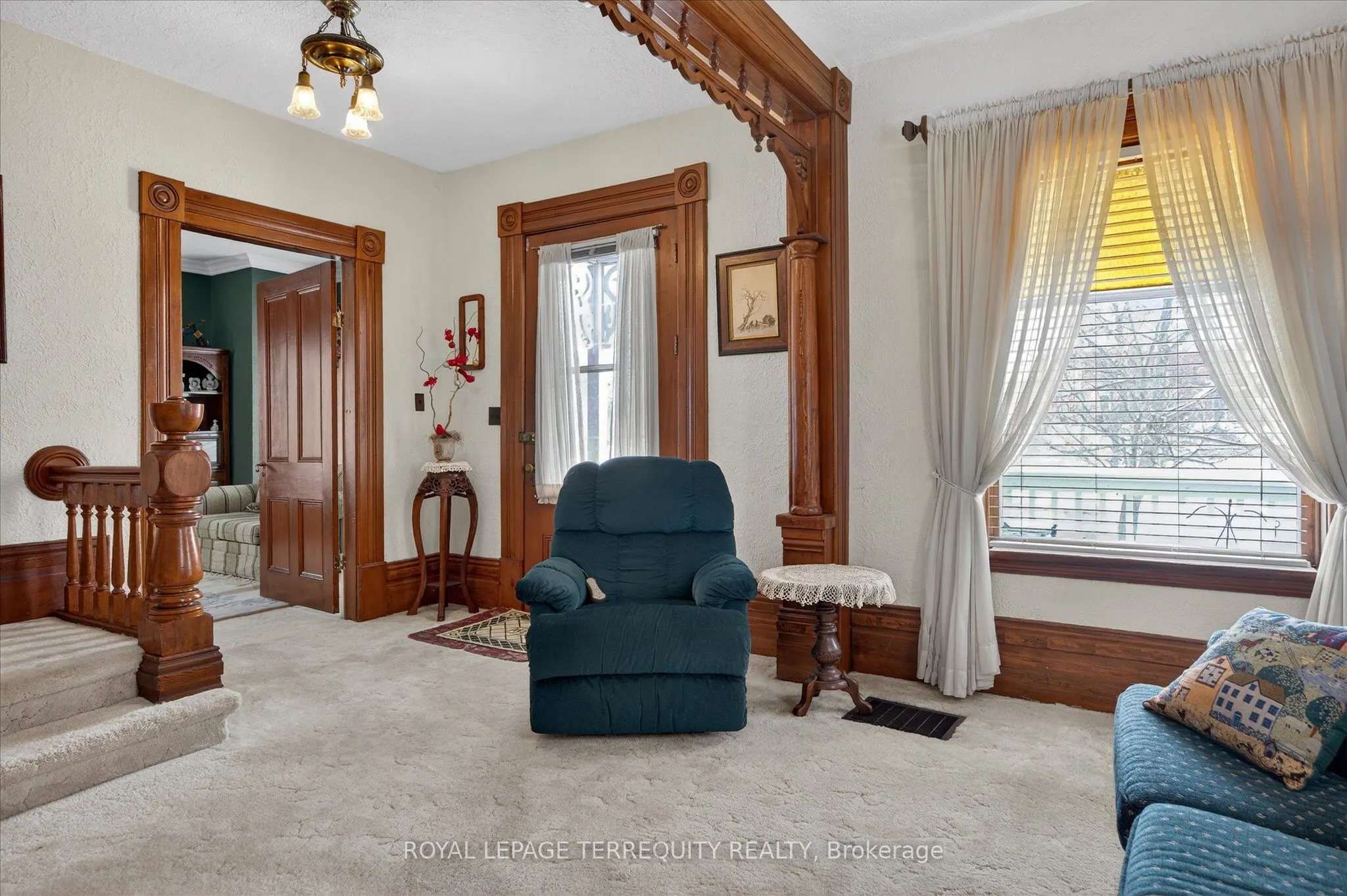 16 Booth Street S