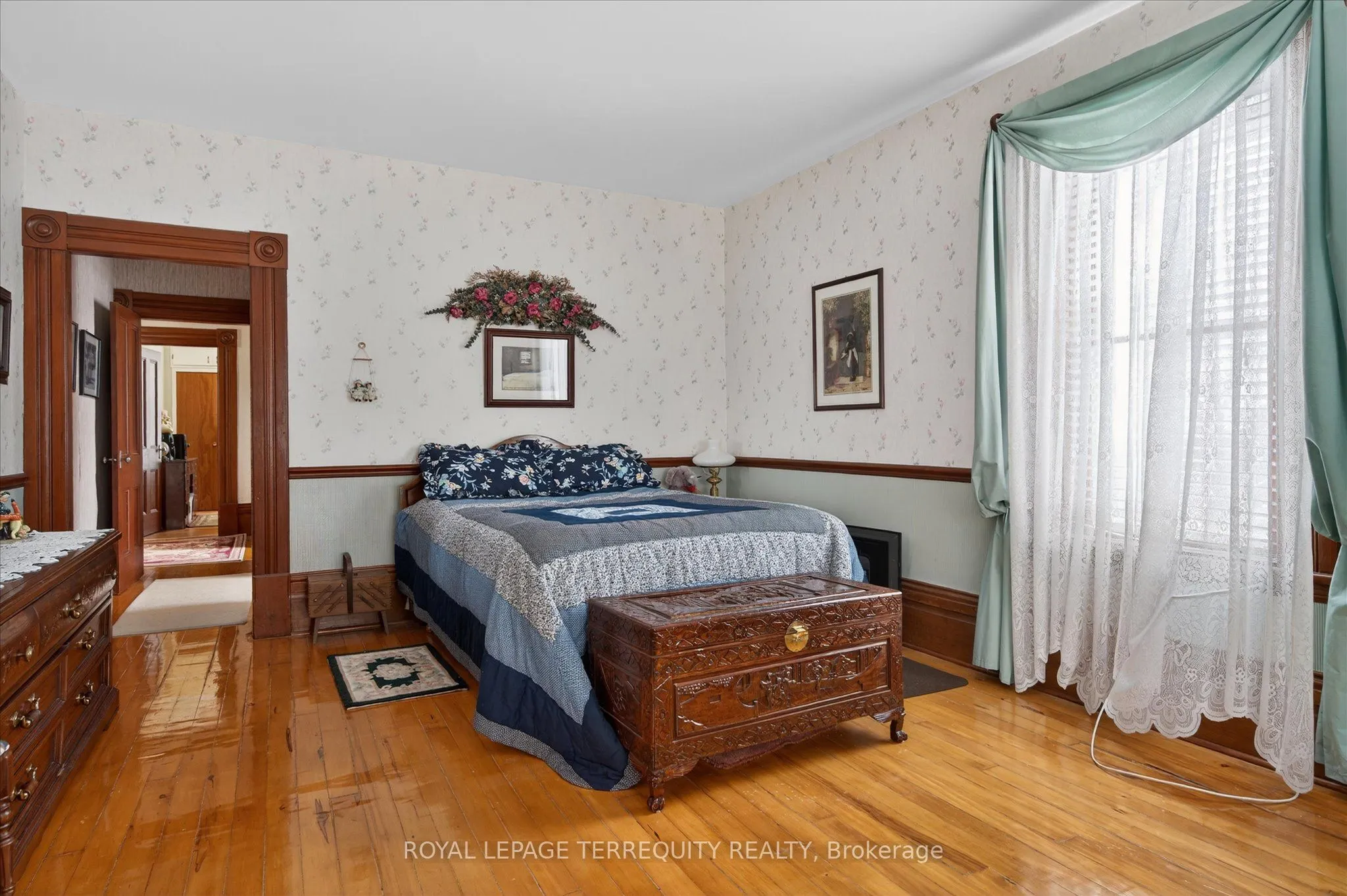 16 Booth Street S