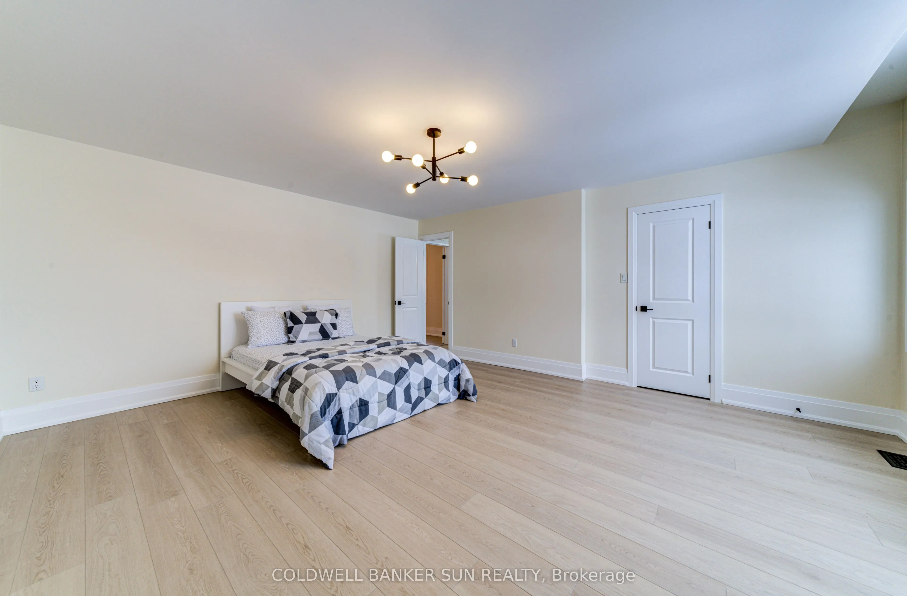 33 Ellis Crescent
