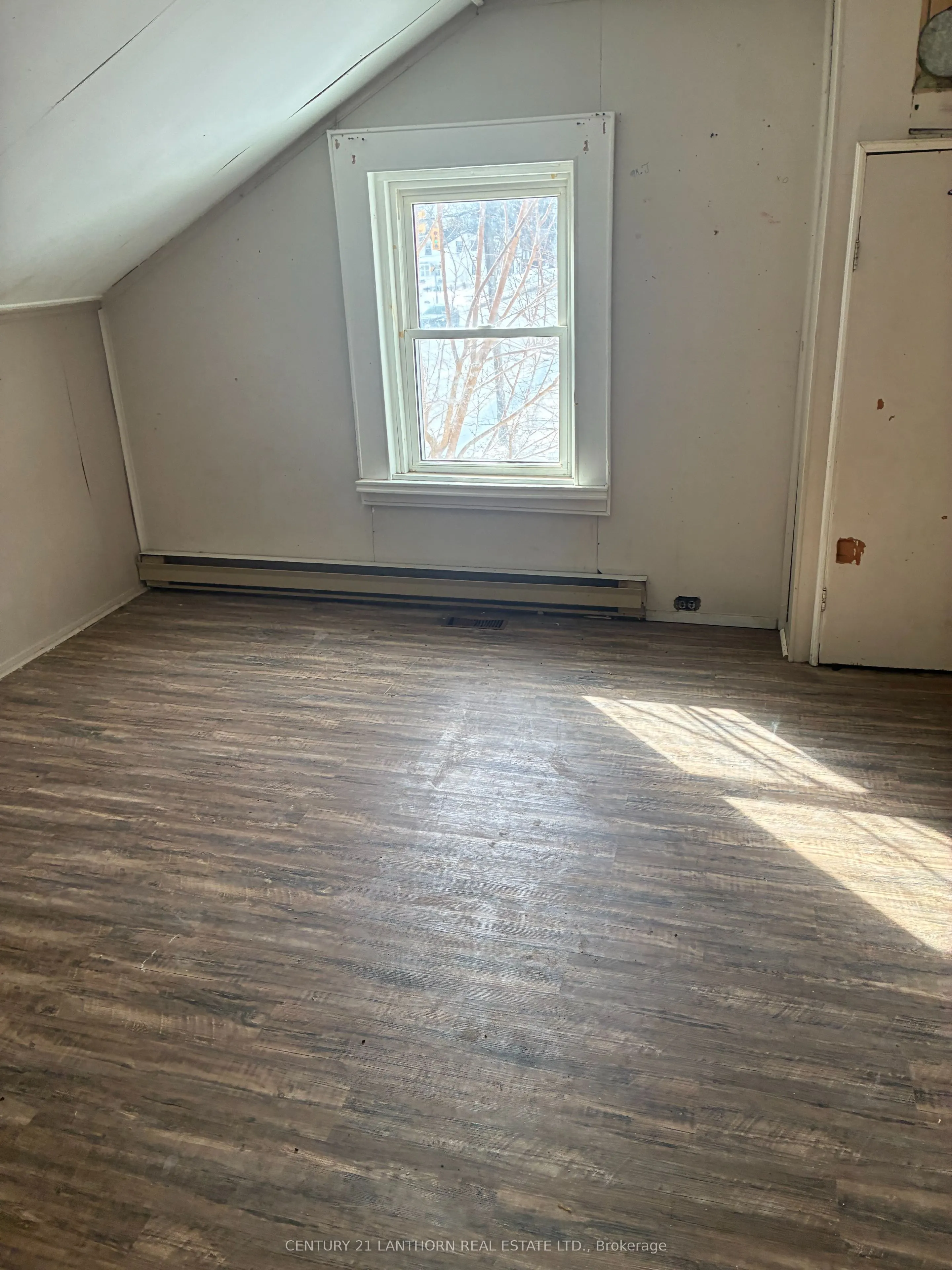 188 Dundas Street W
