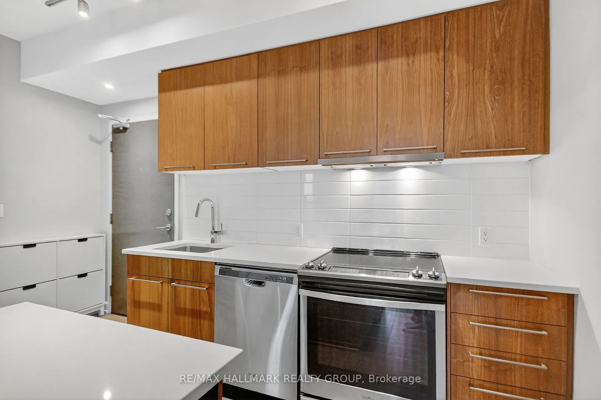 10 Rosemount Avenue #503