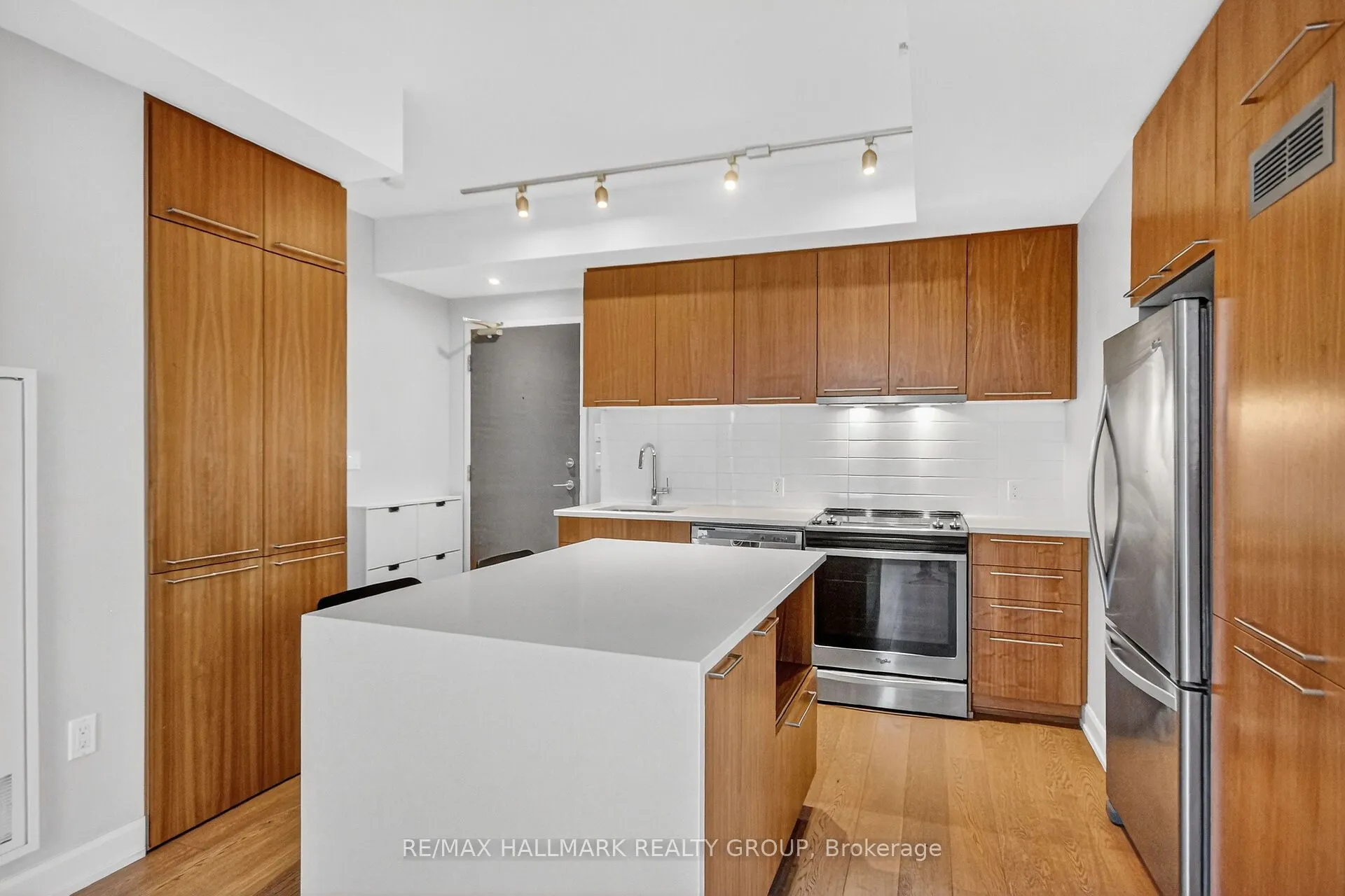 10 Rosemount Avenue #503
