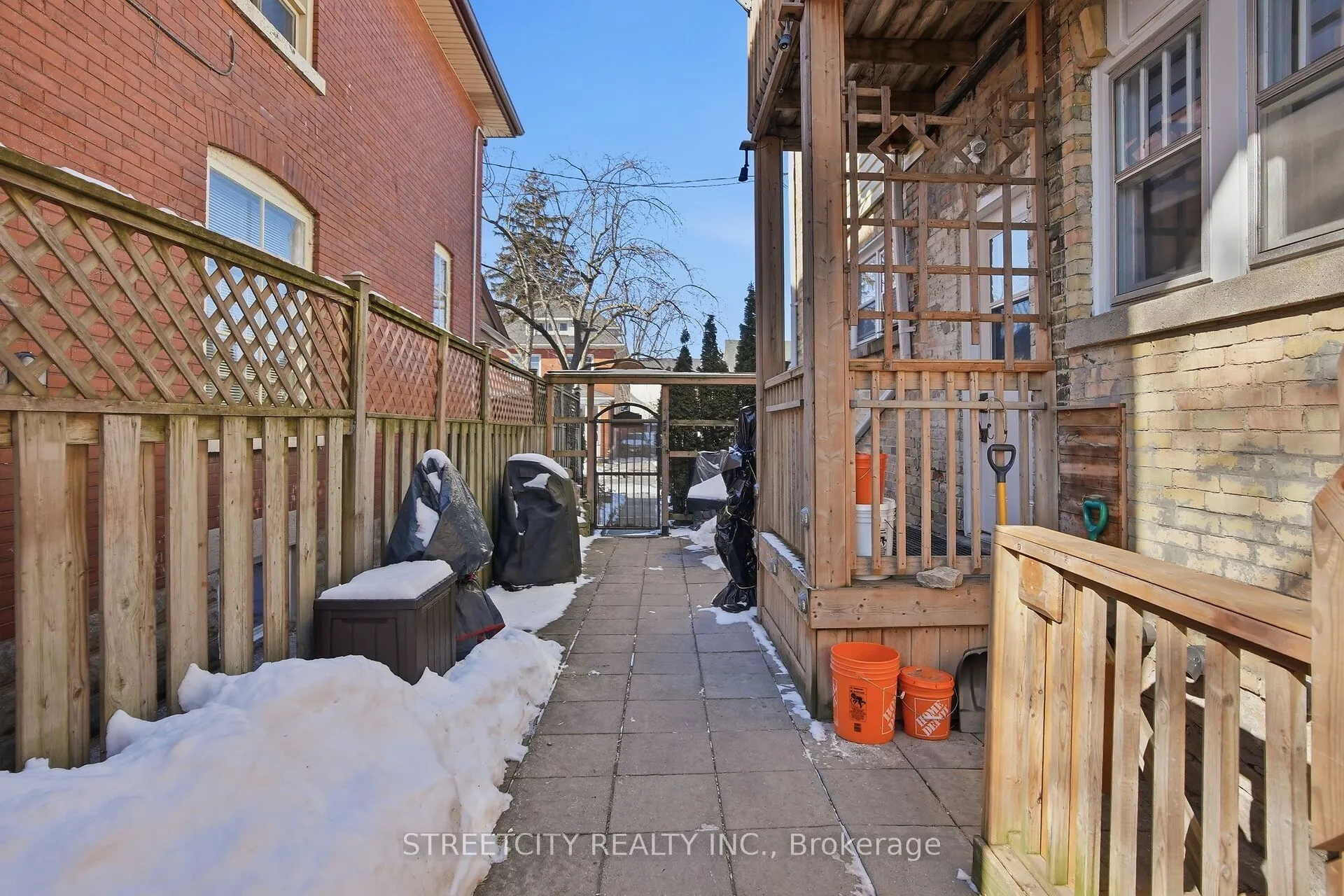 82 WELLINGTON Street