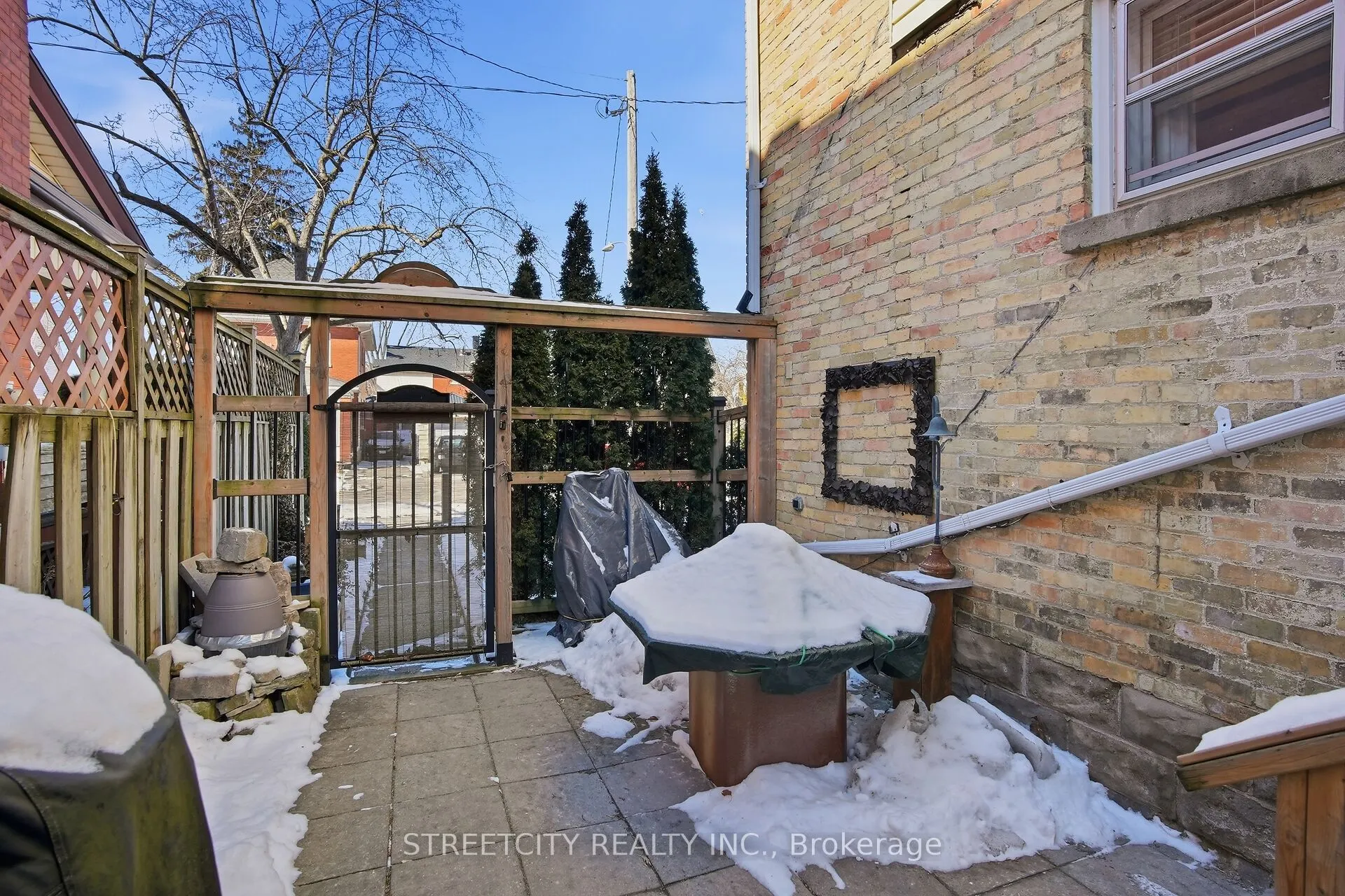 82 WELLINGTON Street