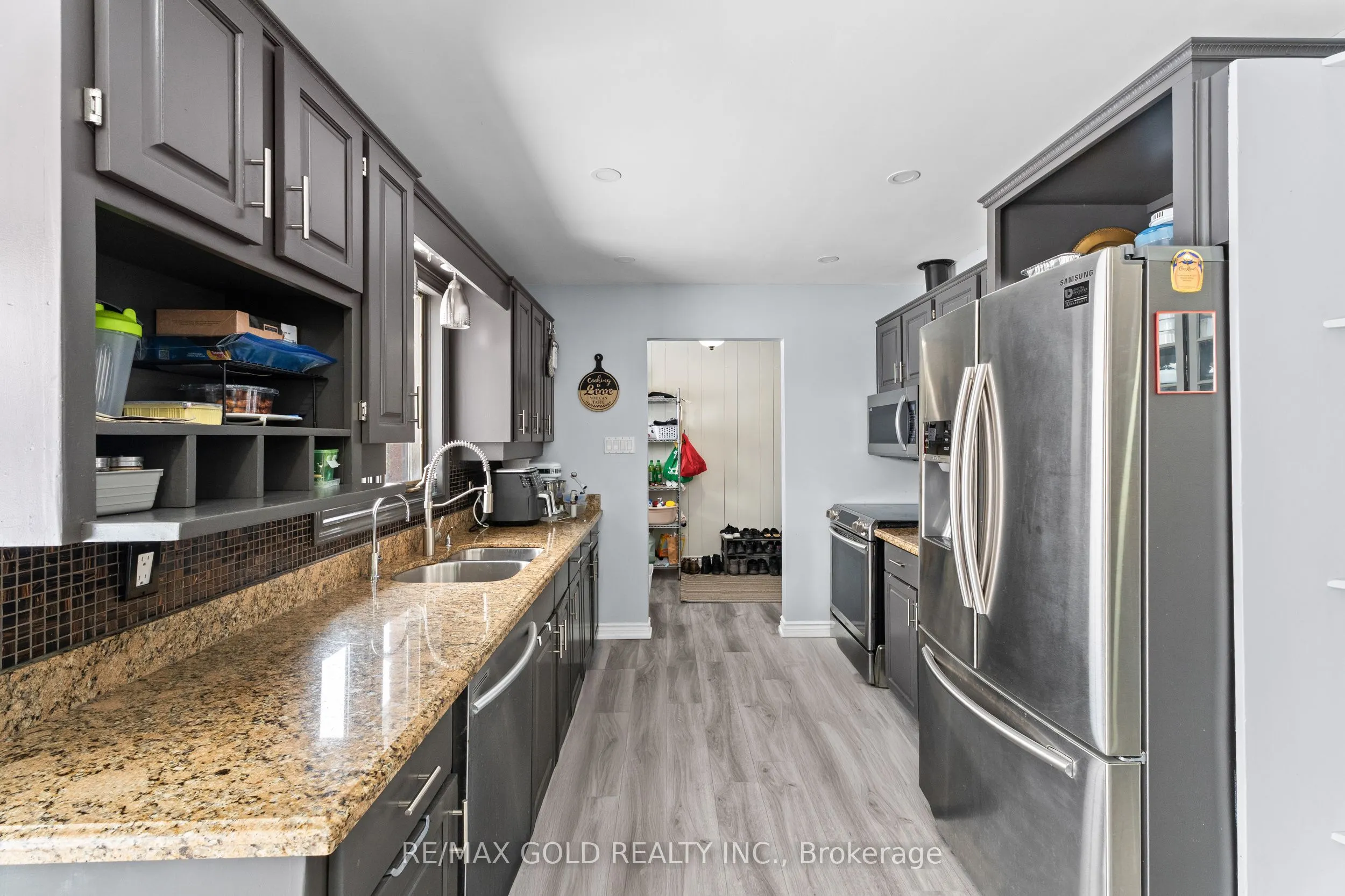 554421 Mono - Amaranth Townline