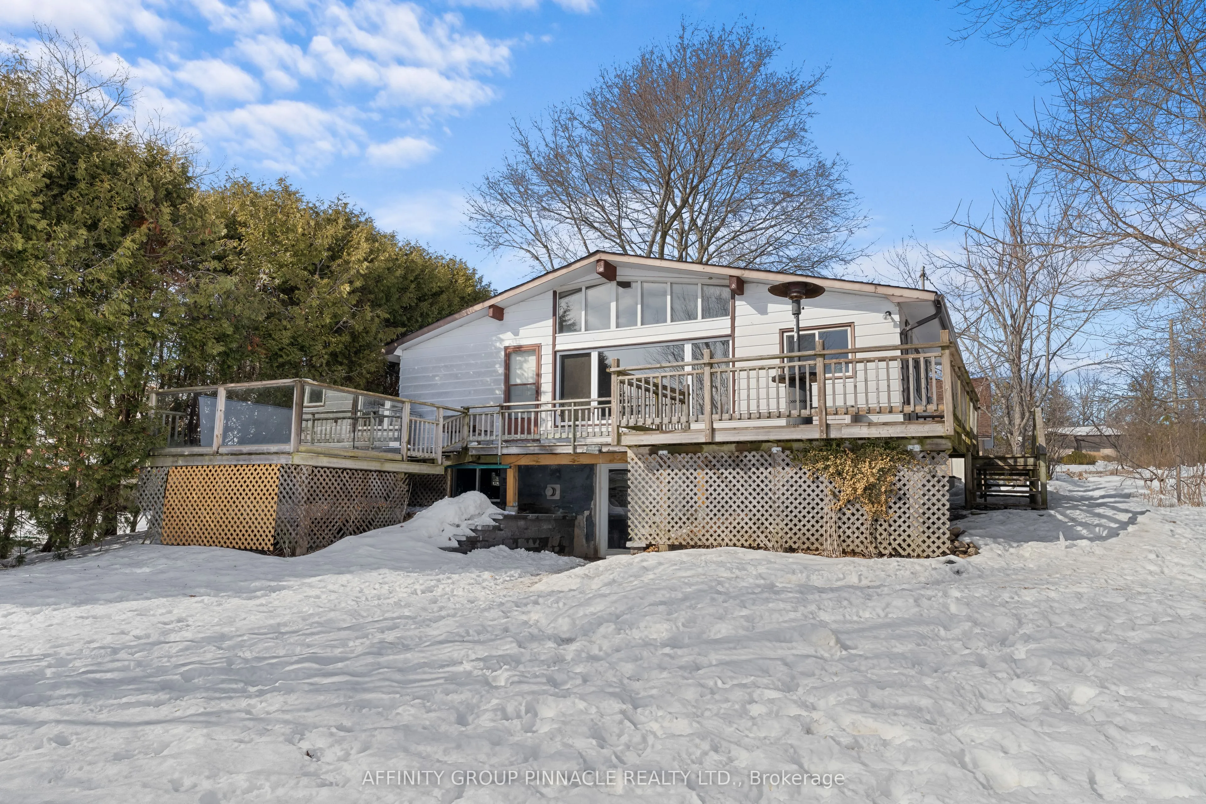 18 Lakeview Boulevard