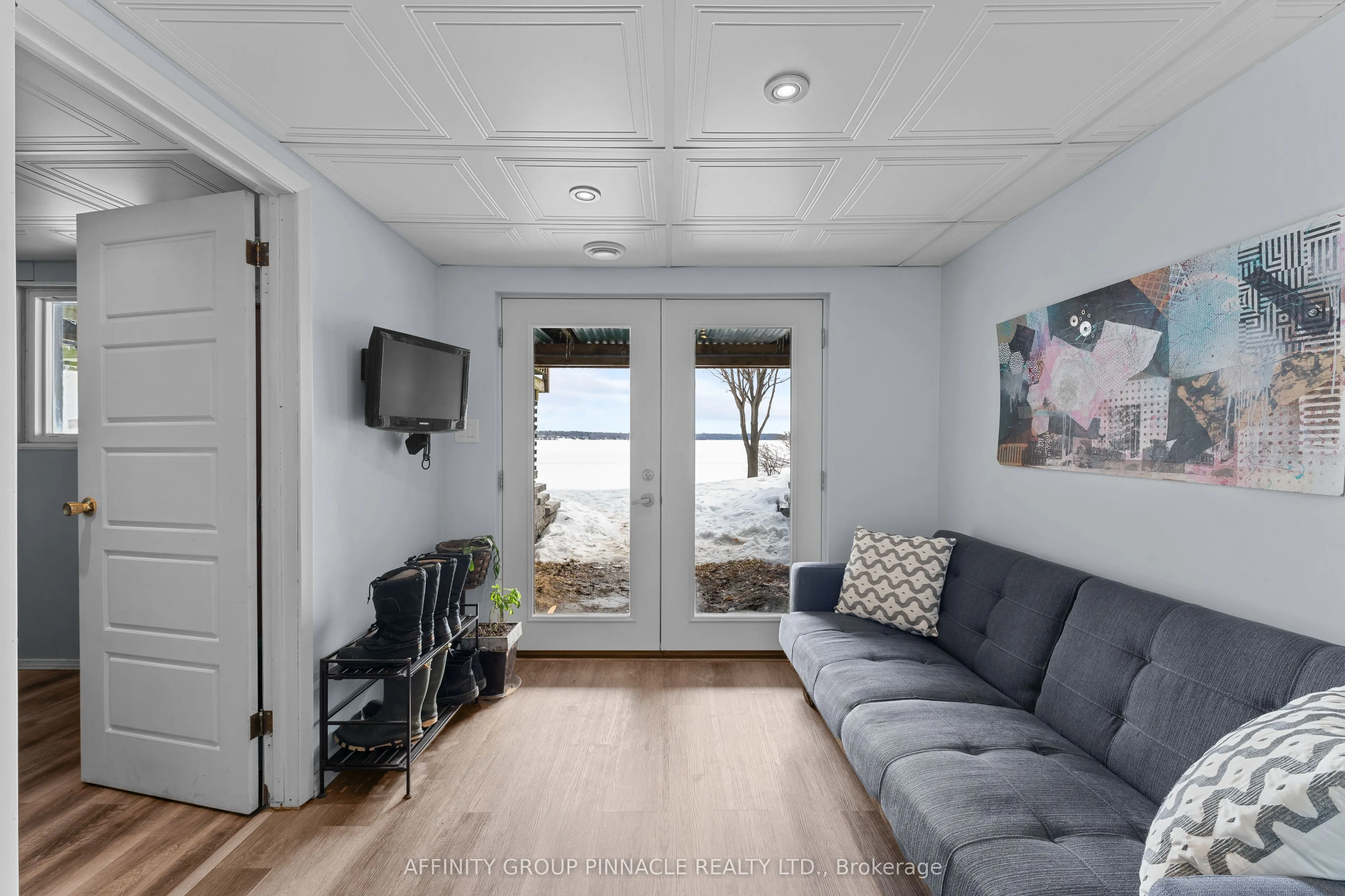 18 Lakeview Boulevard