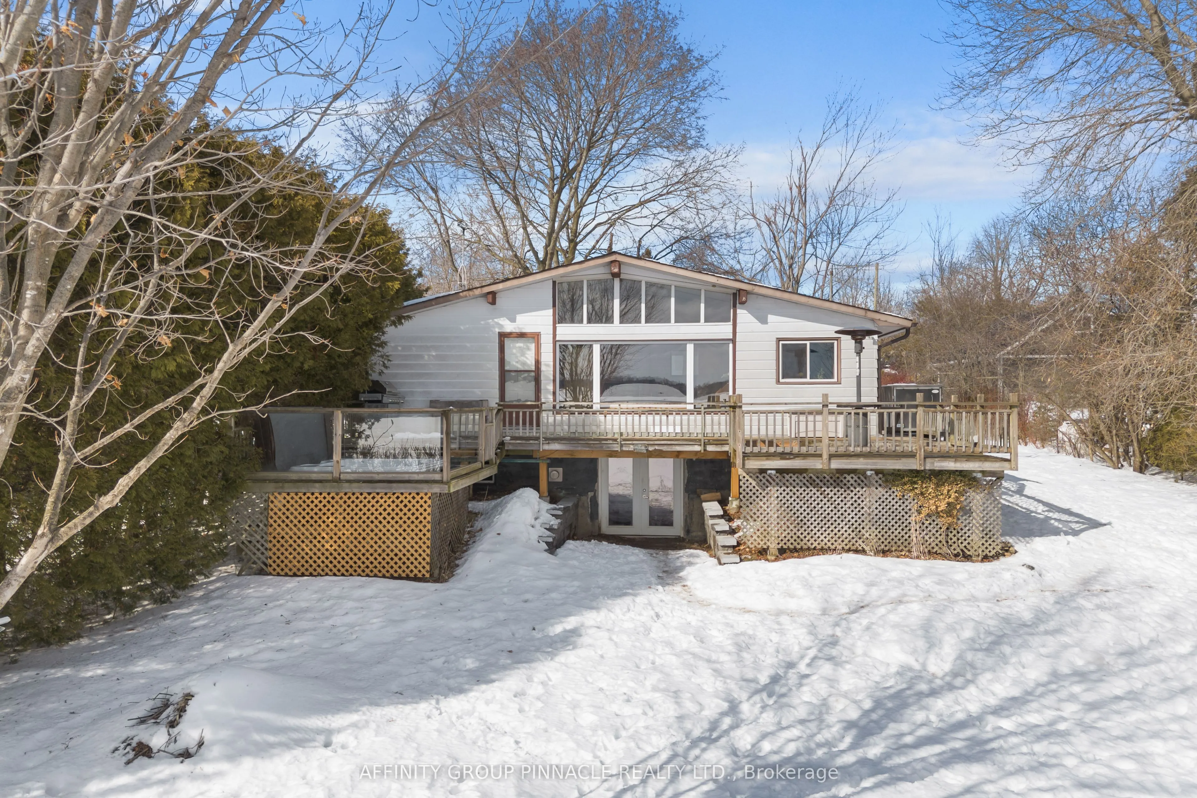18 Lakeview Boulevard