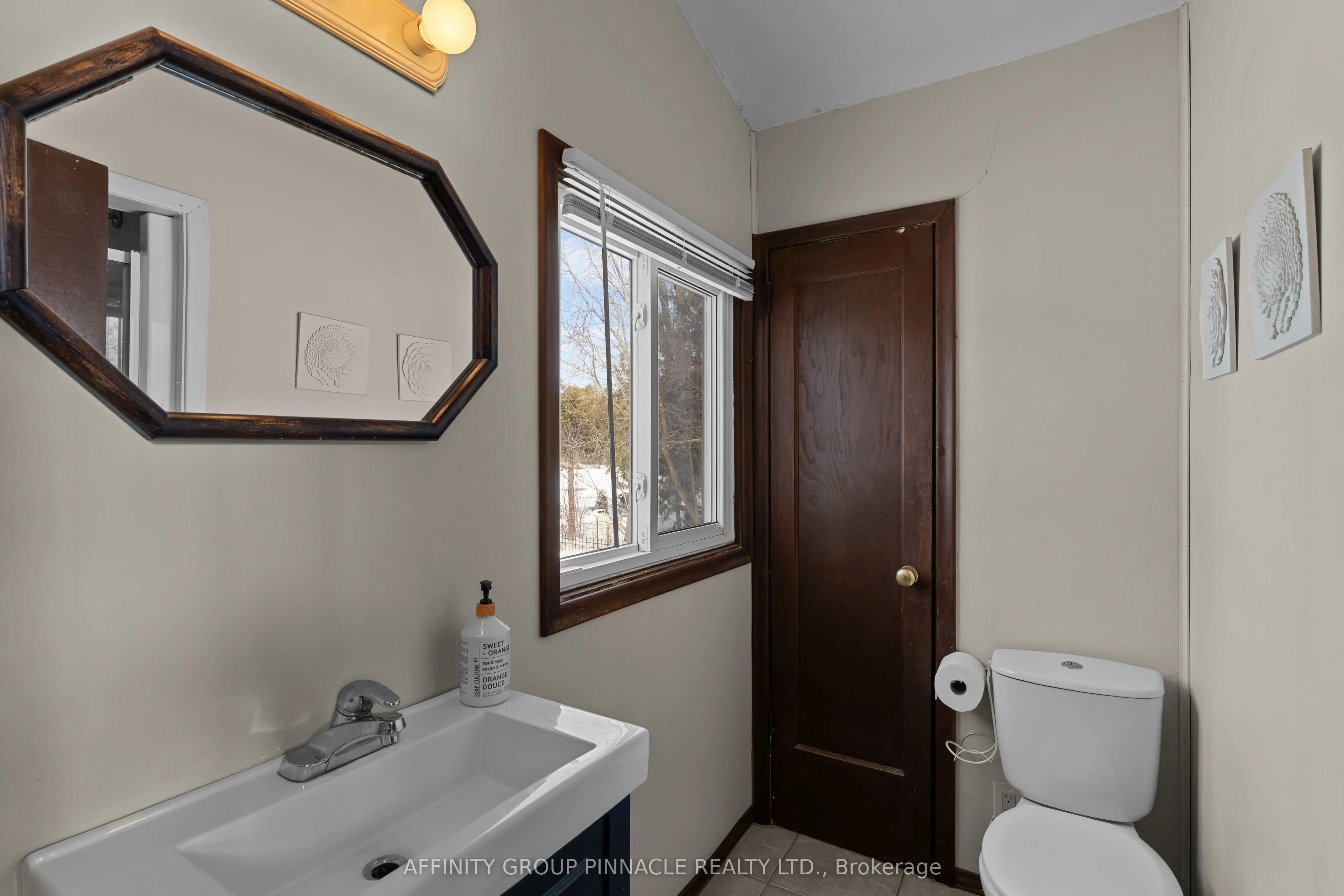 18 Lakeview Boulevard