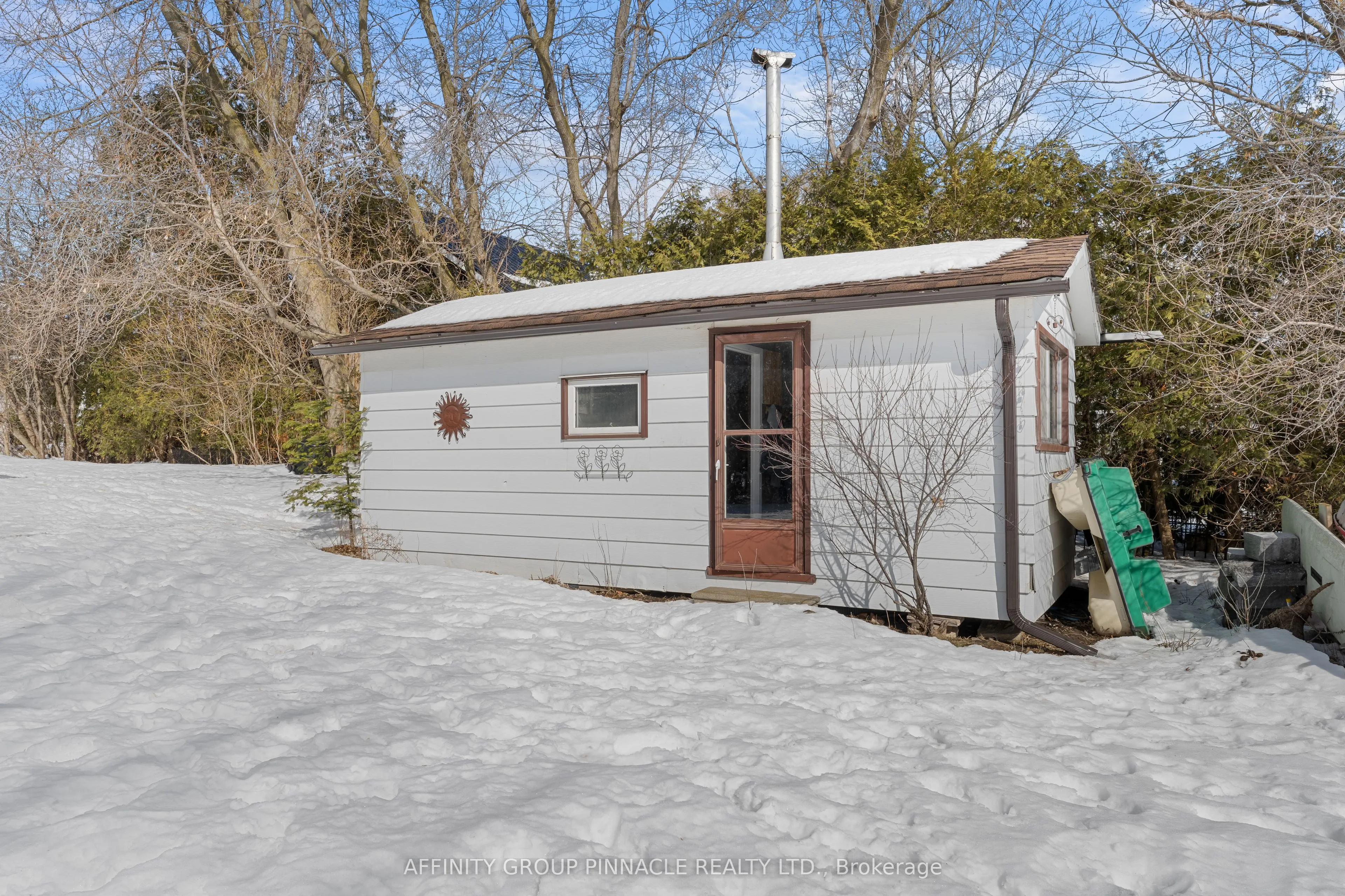 18 Lakeview Boulevard