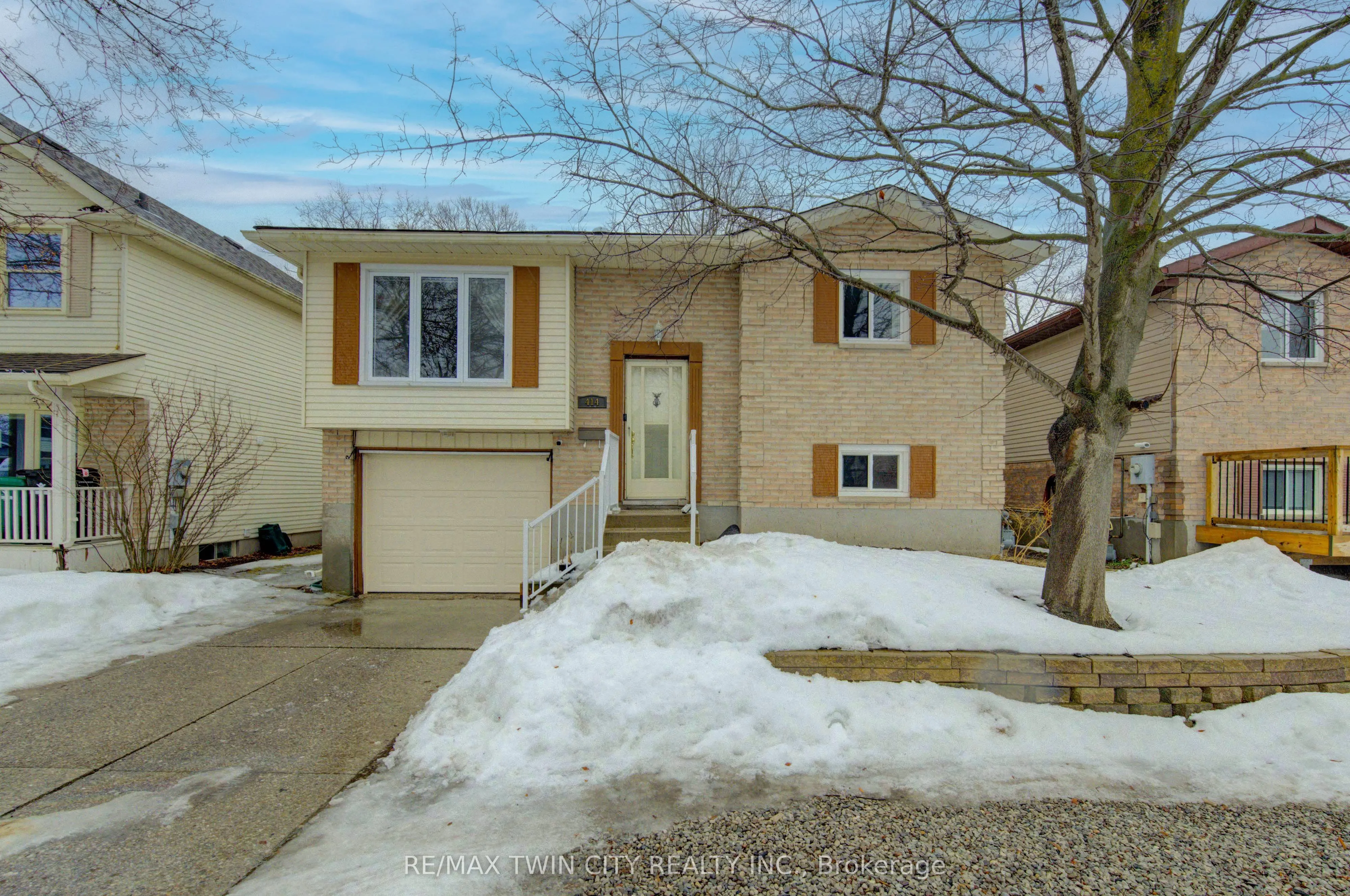 414 WOODS Lane