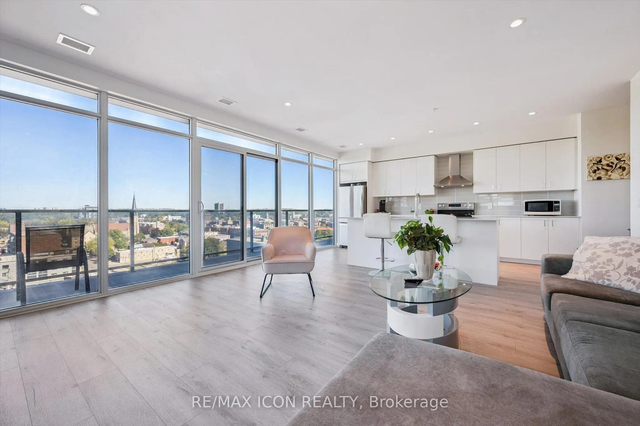 15 Glebe Street #902