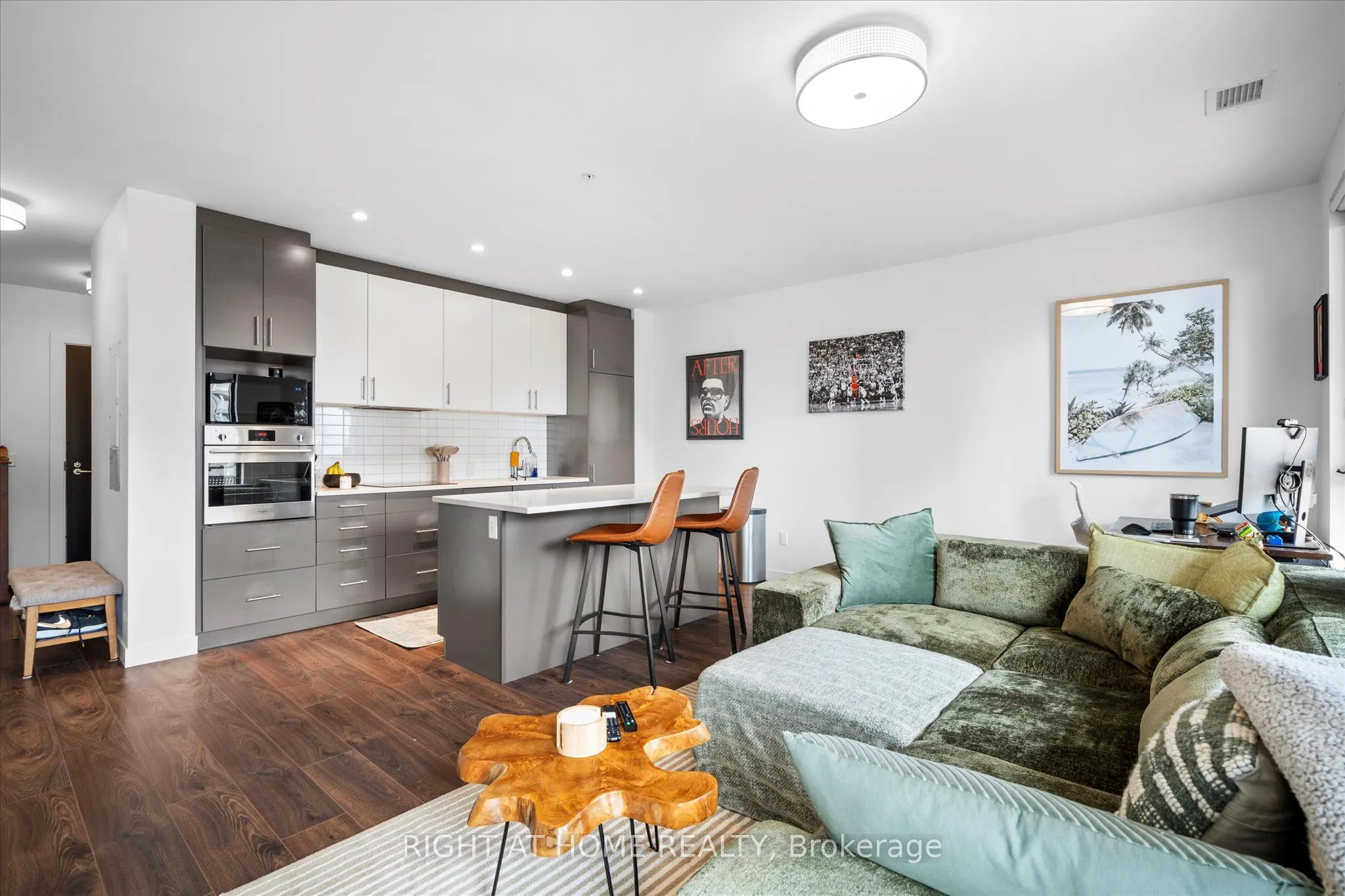 181 King Street S #806