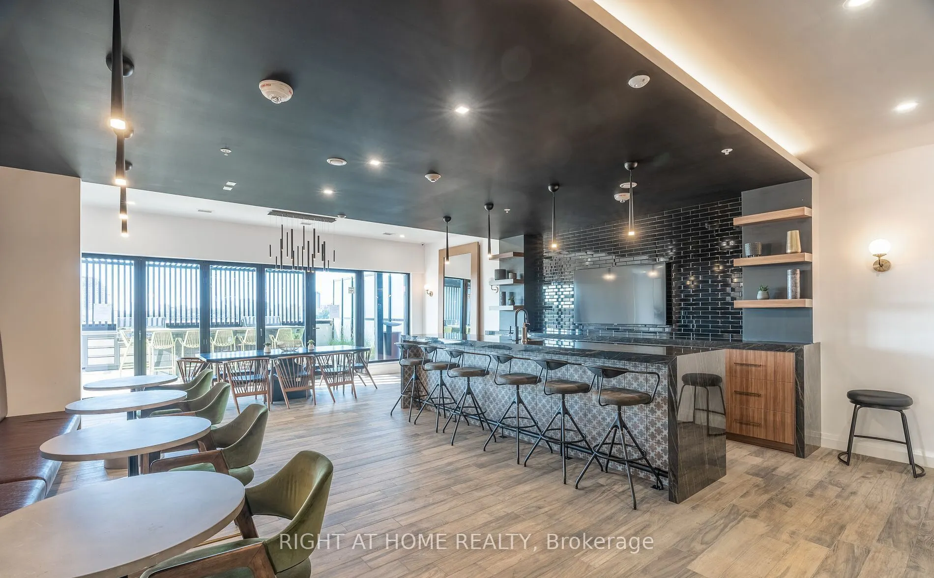 181 King Street S #806