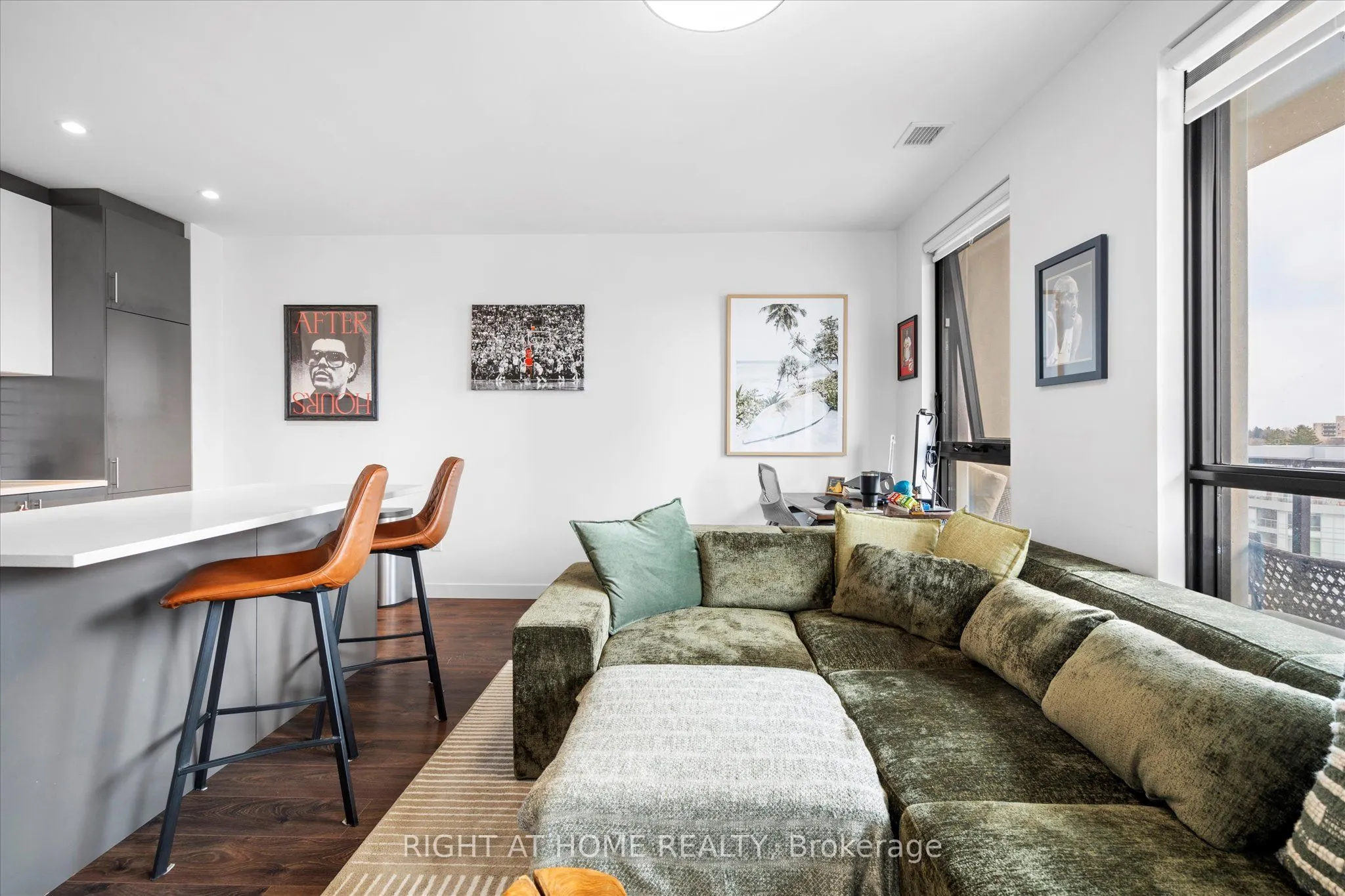 181 King Street S #806