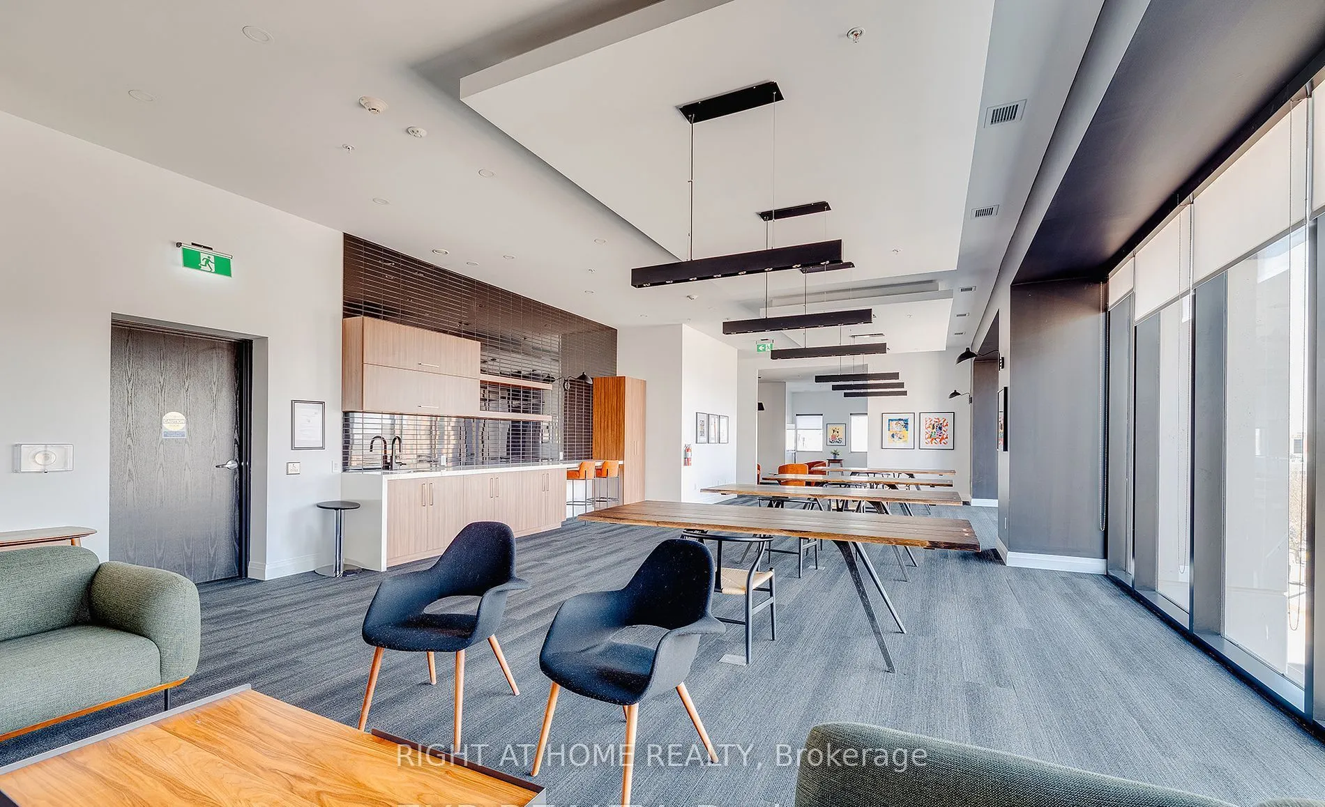 181 King Street S #806