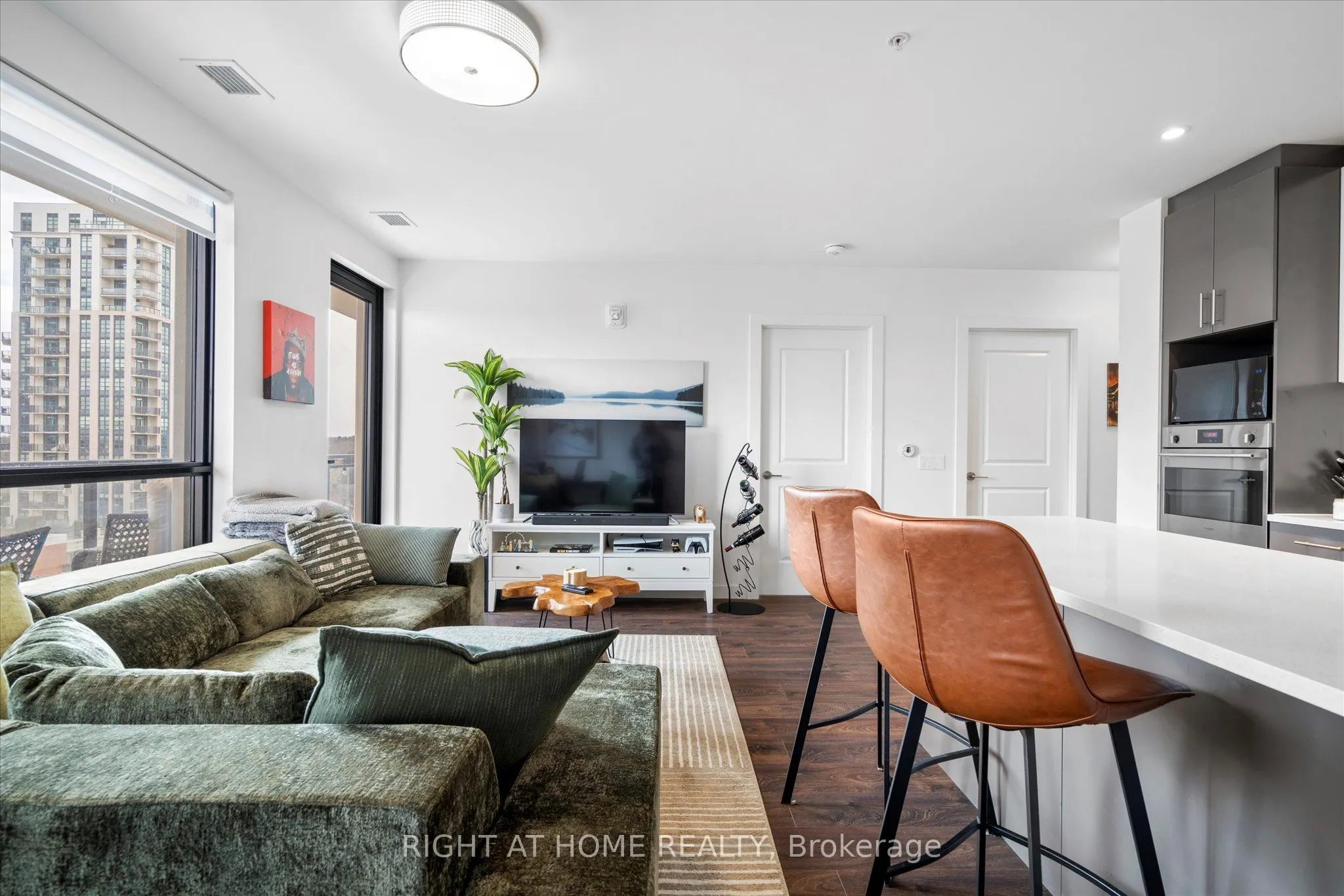 181 King Street S #806