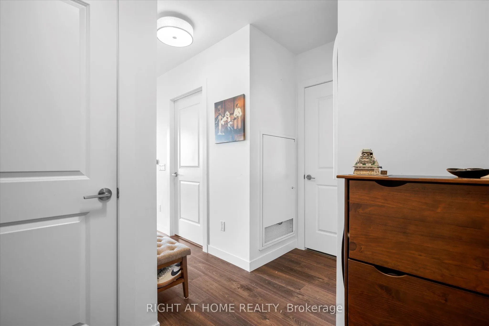 181 King Street S #806