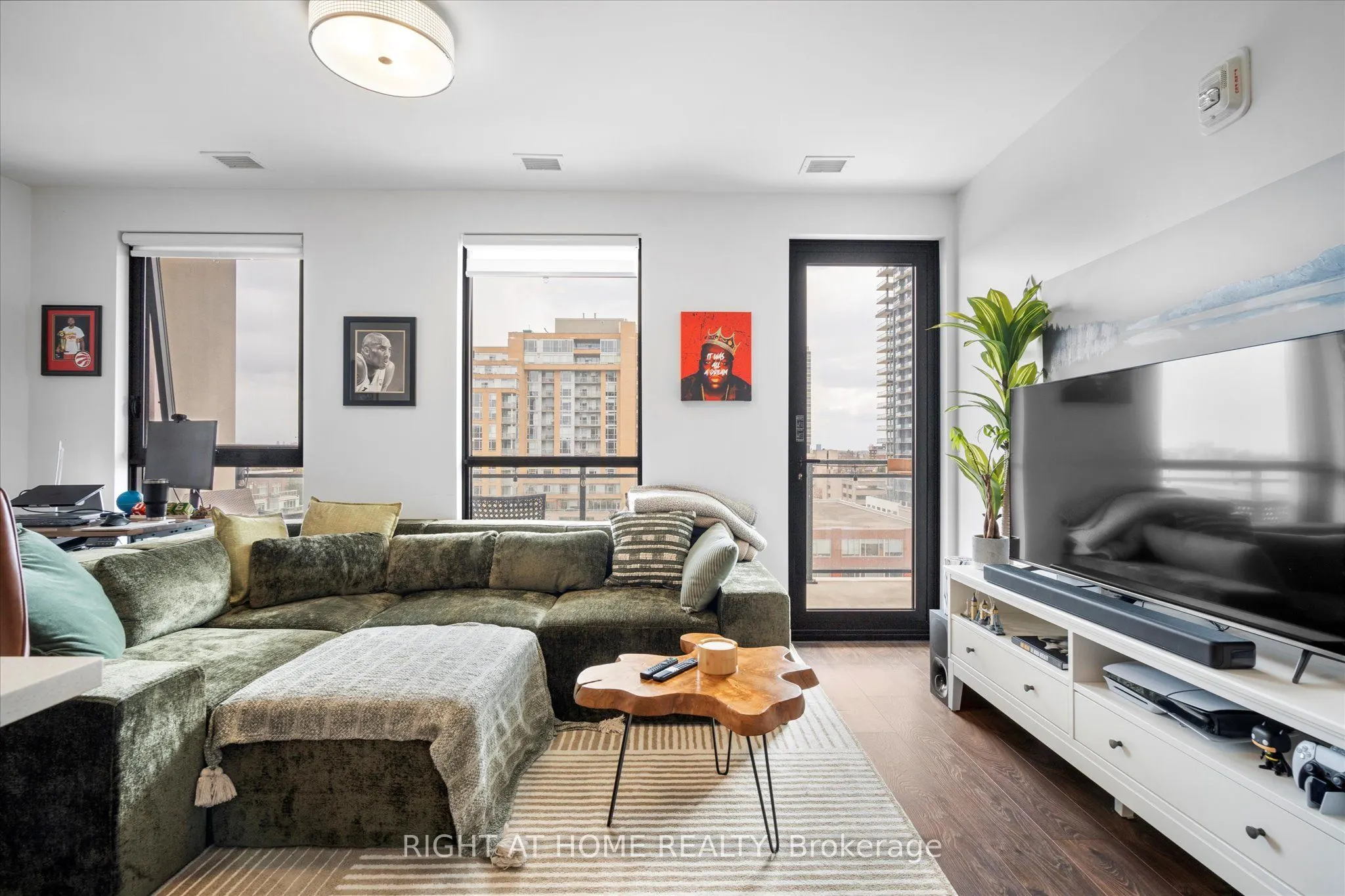181 King Street S #806