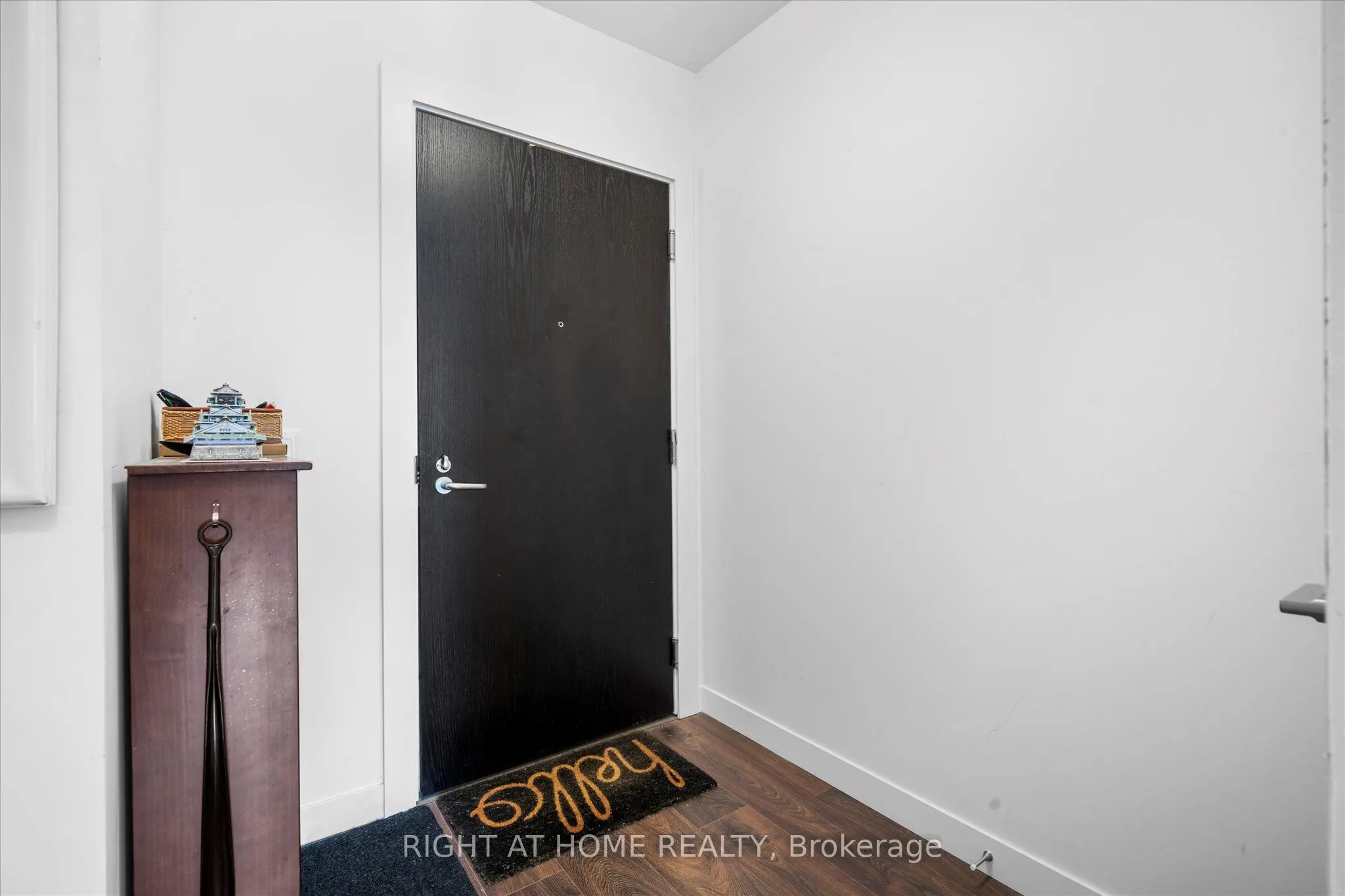 181 King Street S #806