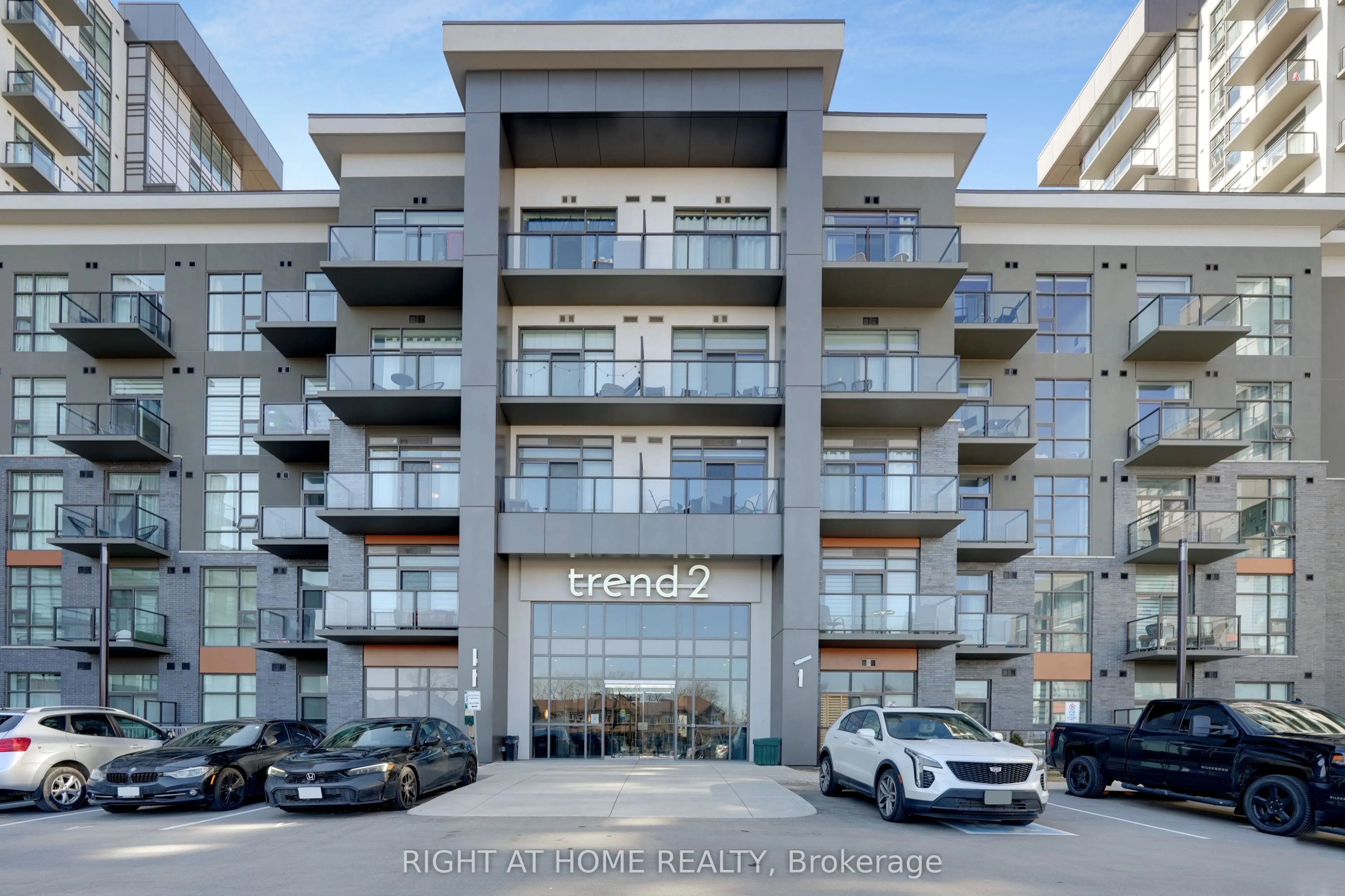 460 Dundas Street E #905