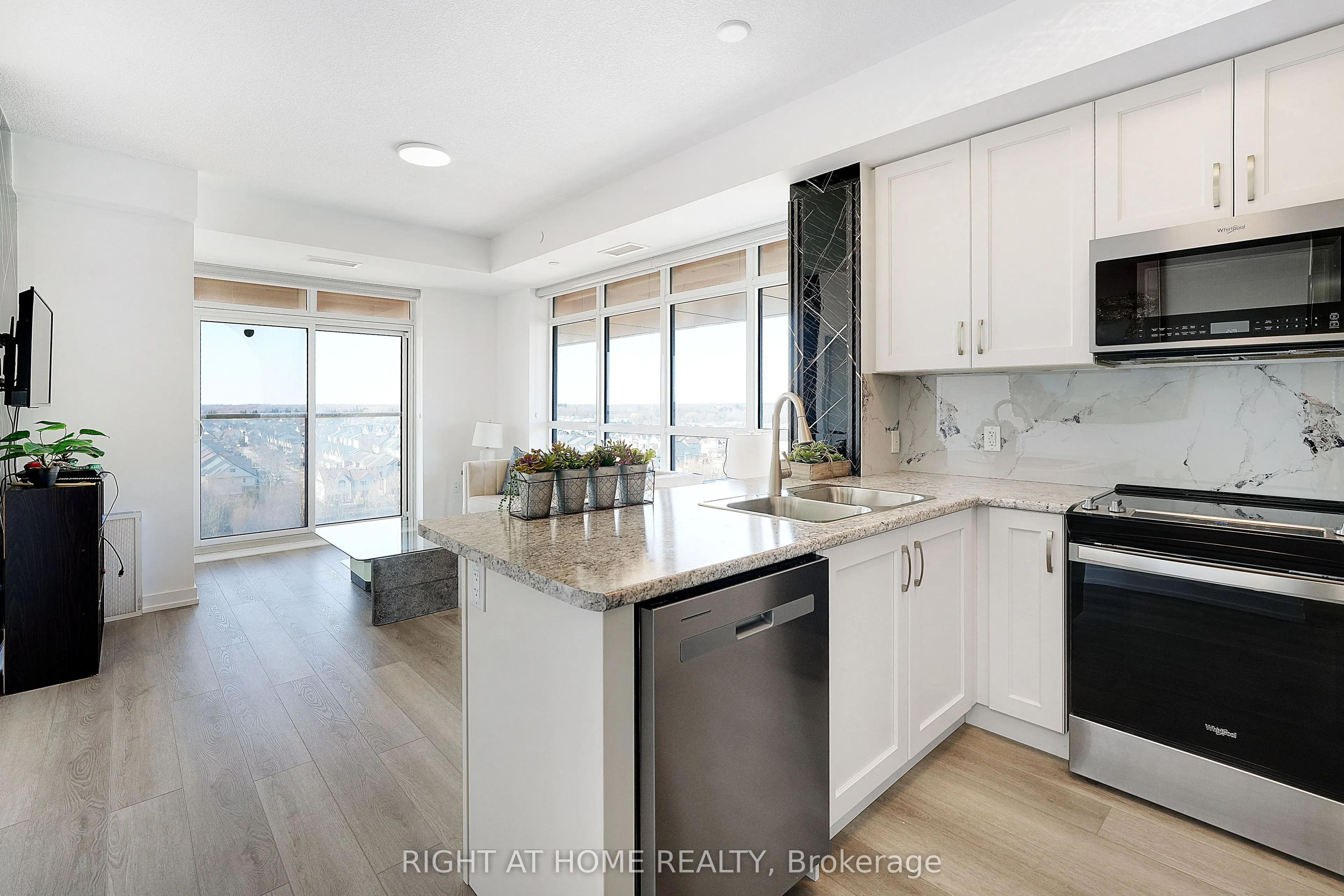 460 Dundas Street E #905