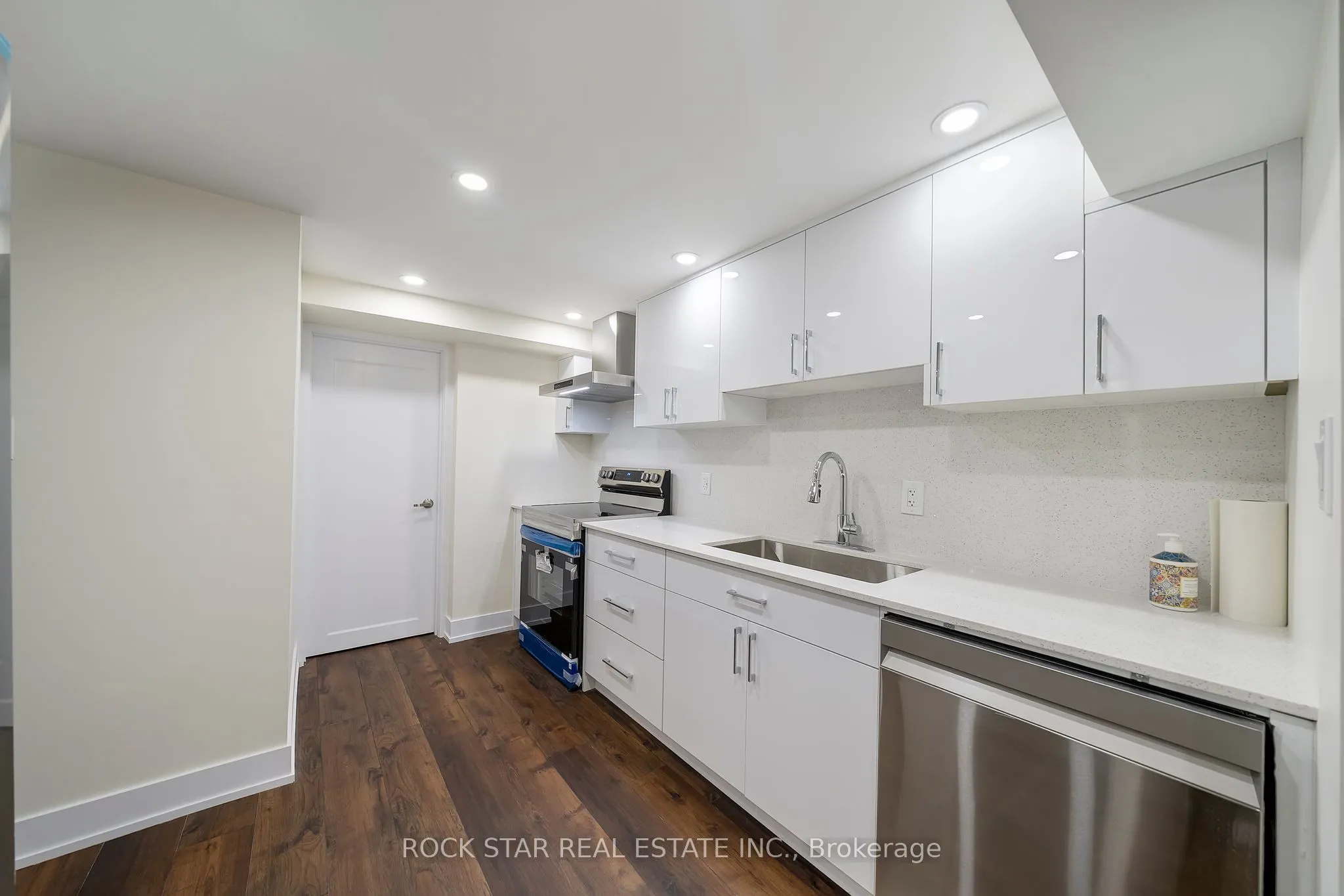 78 LEASIDE Drive #Lower