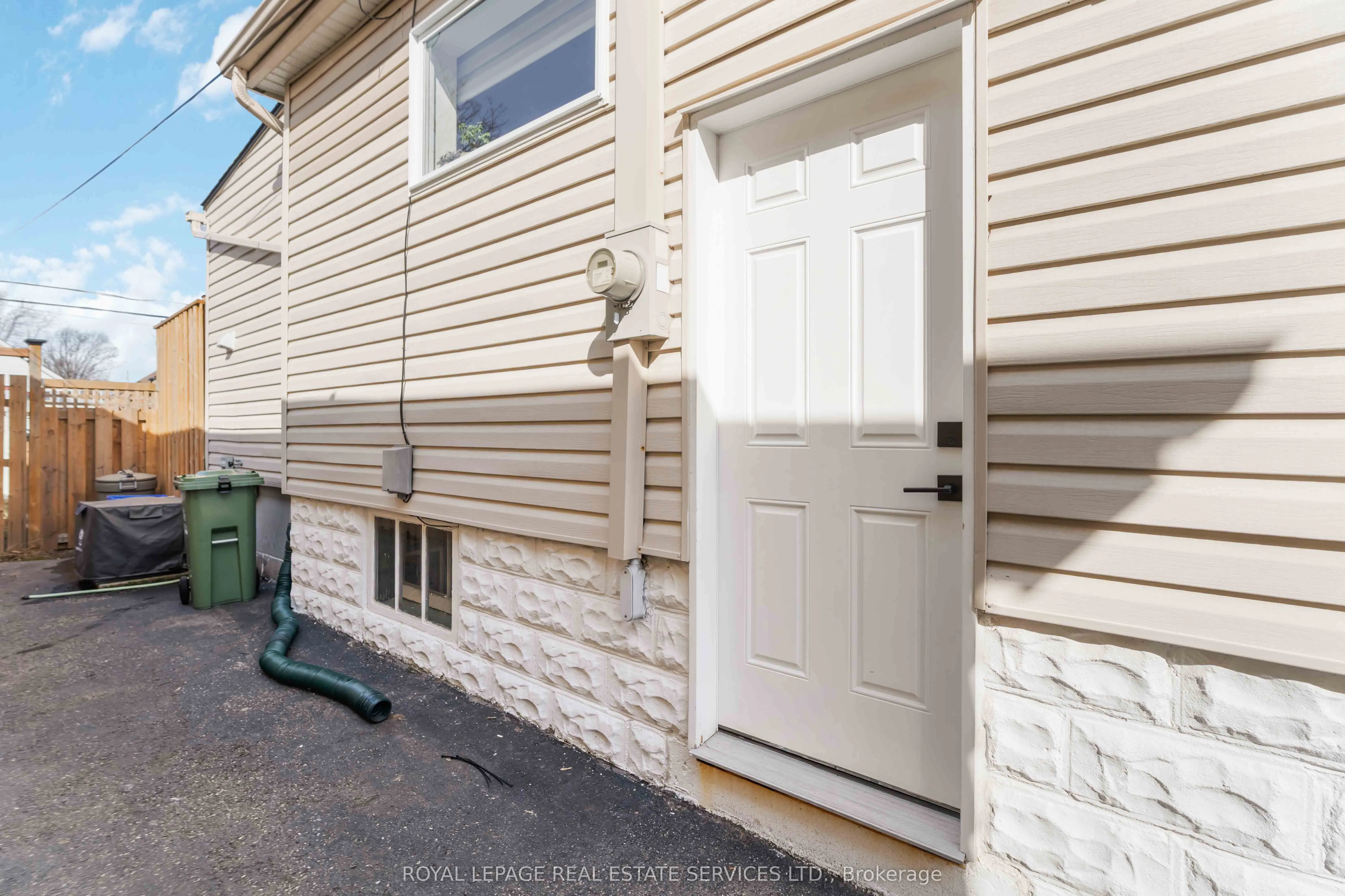 54 Weir Street S