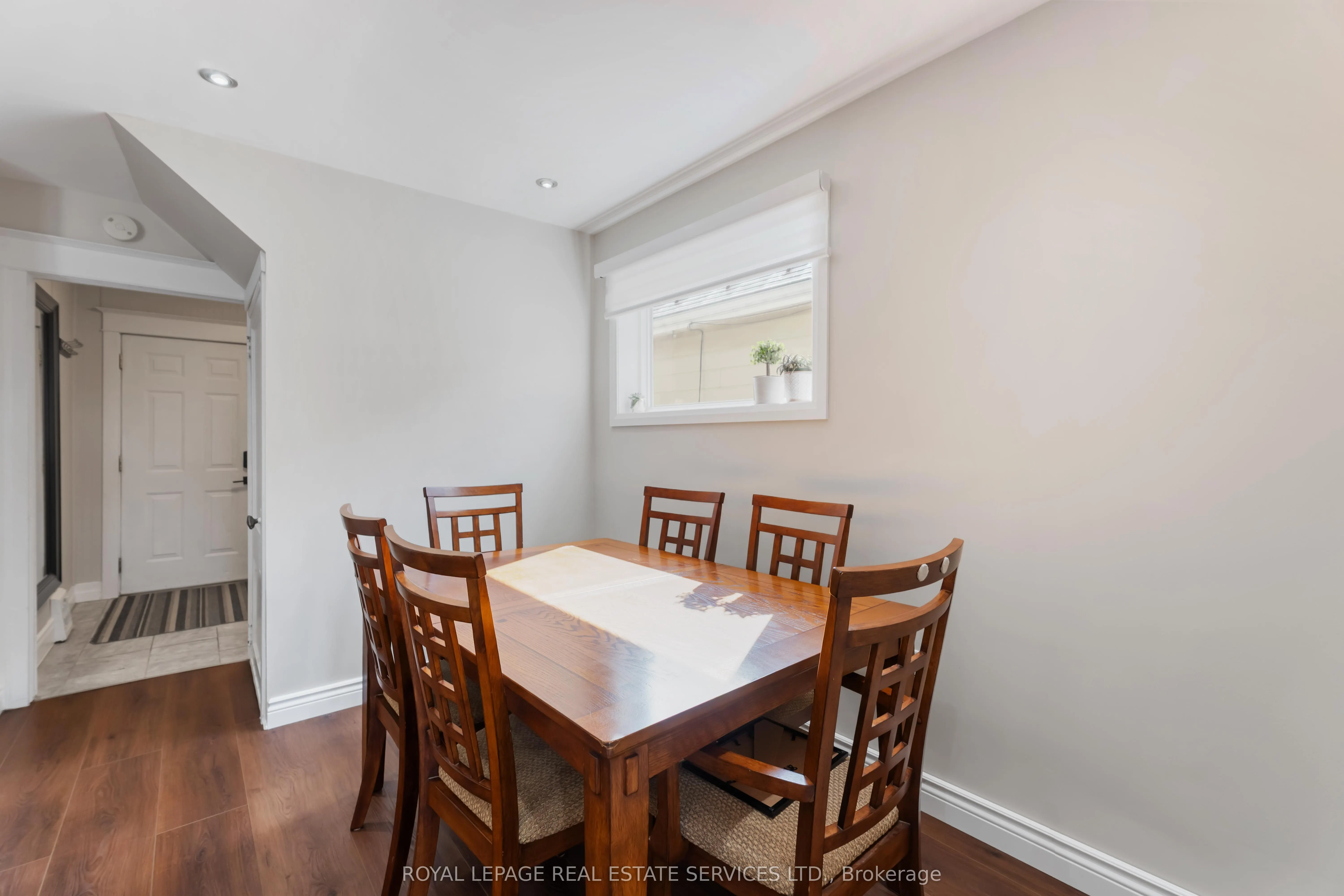 54 Weir Street S
