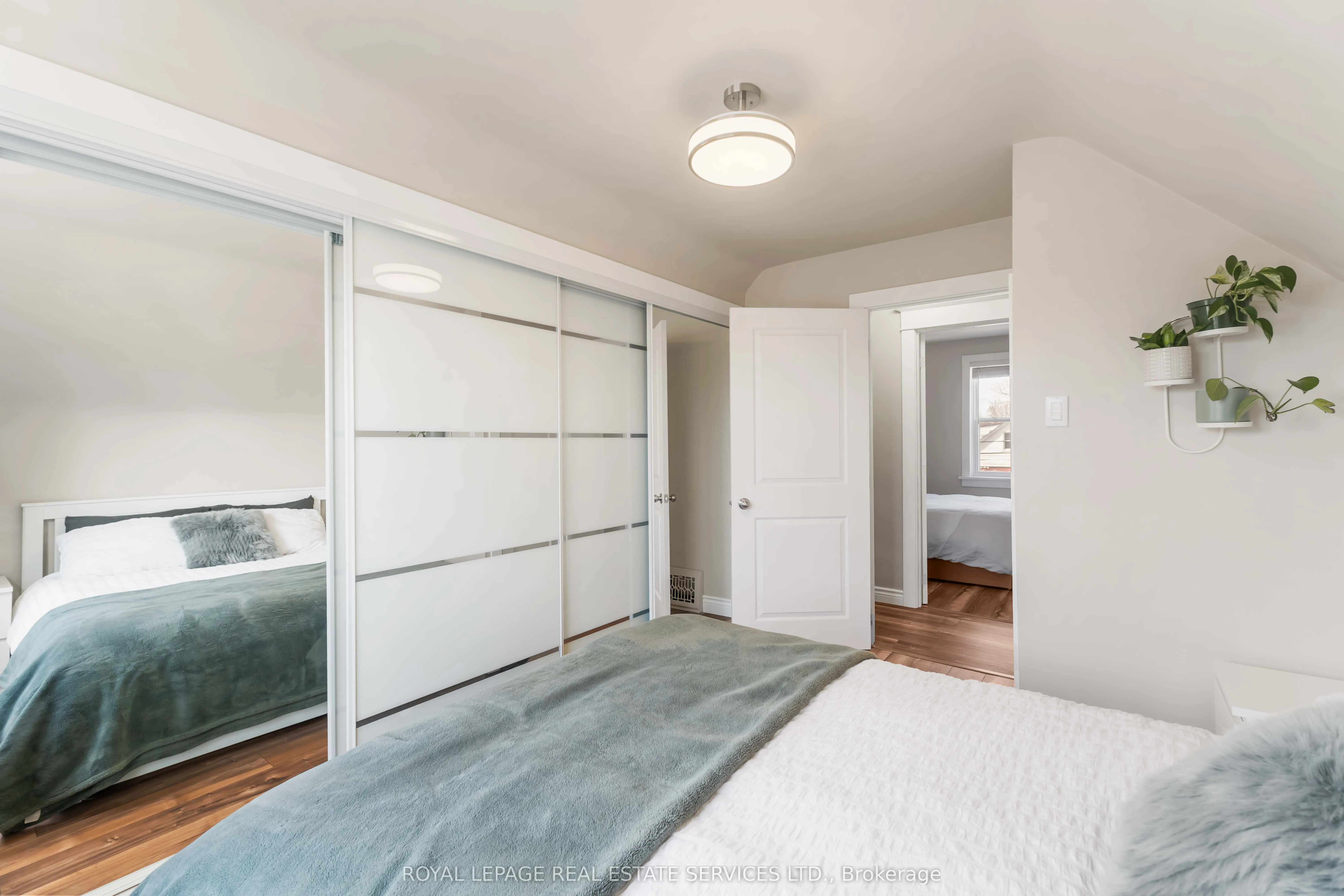54 Weir Street S