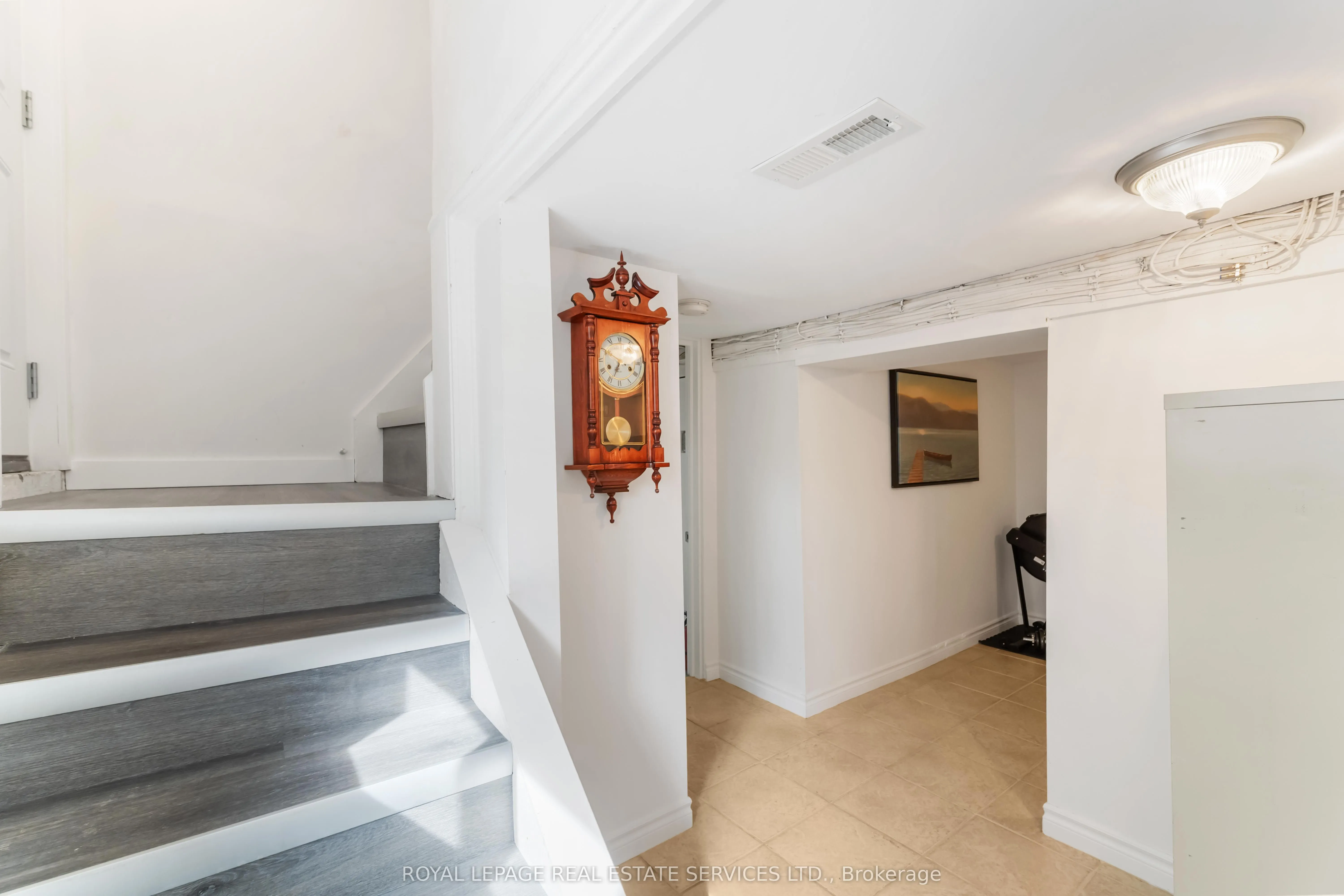 54 Weir Street S