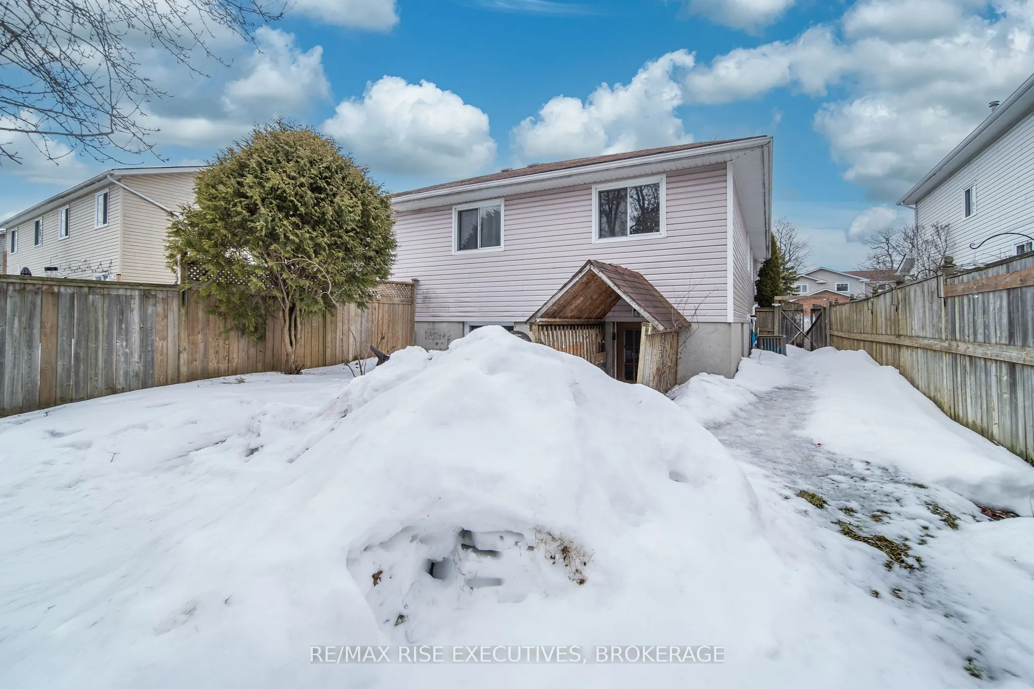 984 Waterbury Crescent