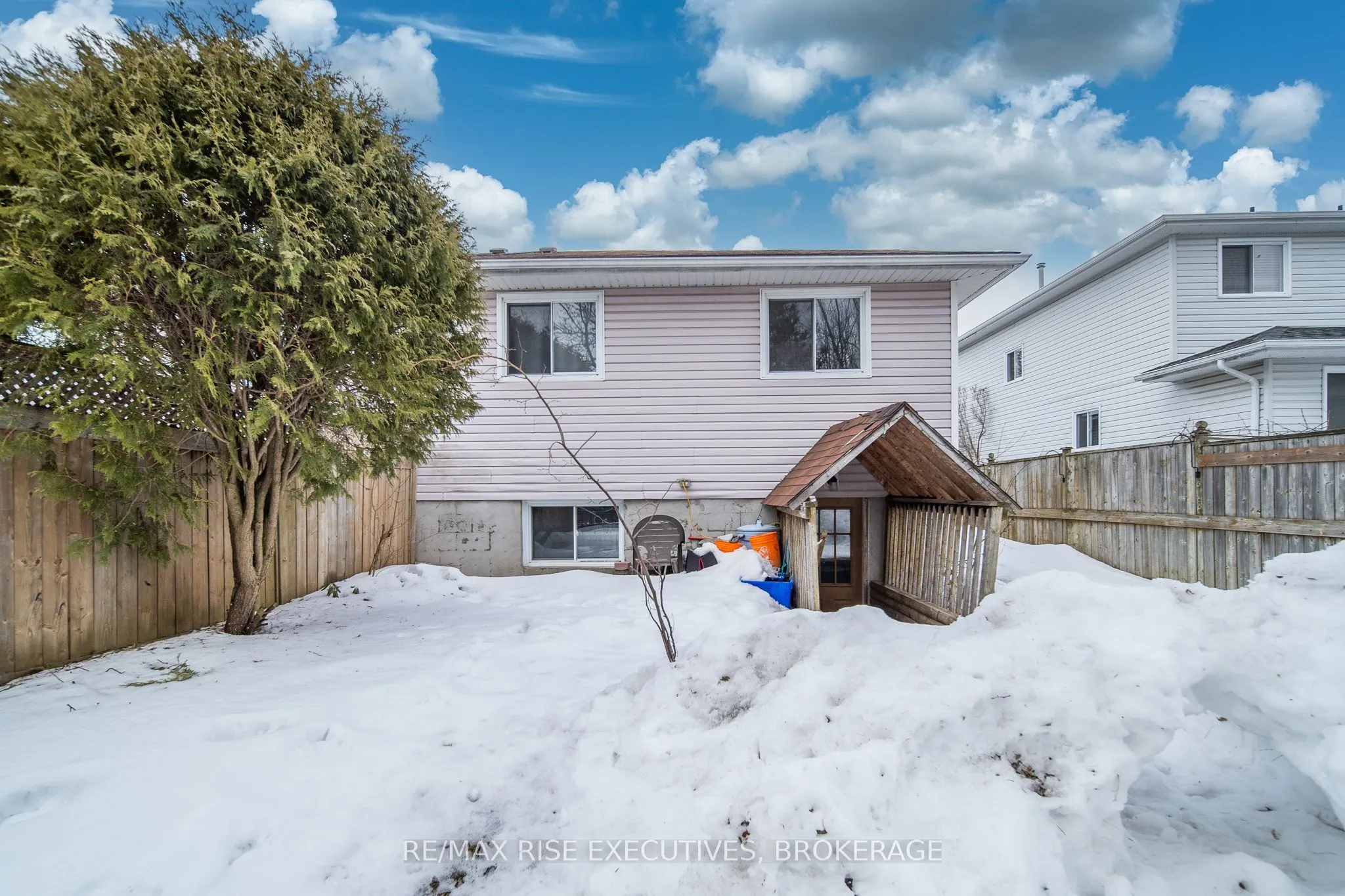 984 Waterbury Crescent