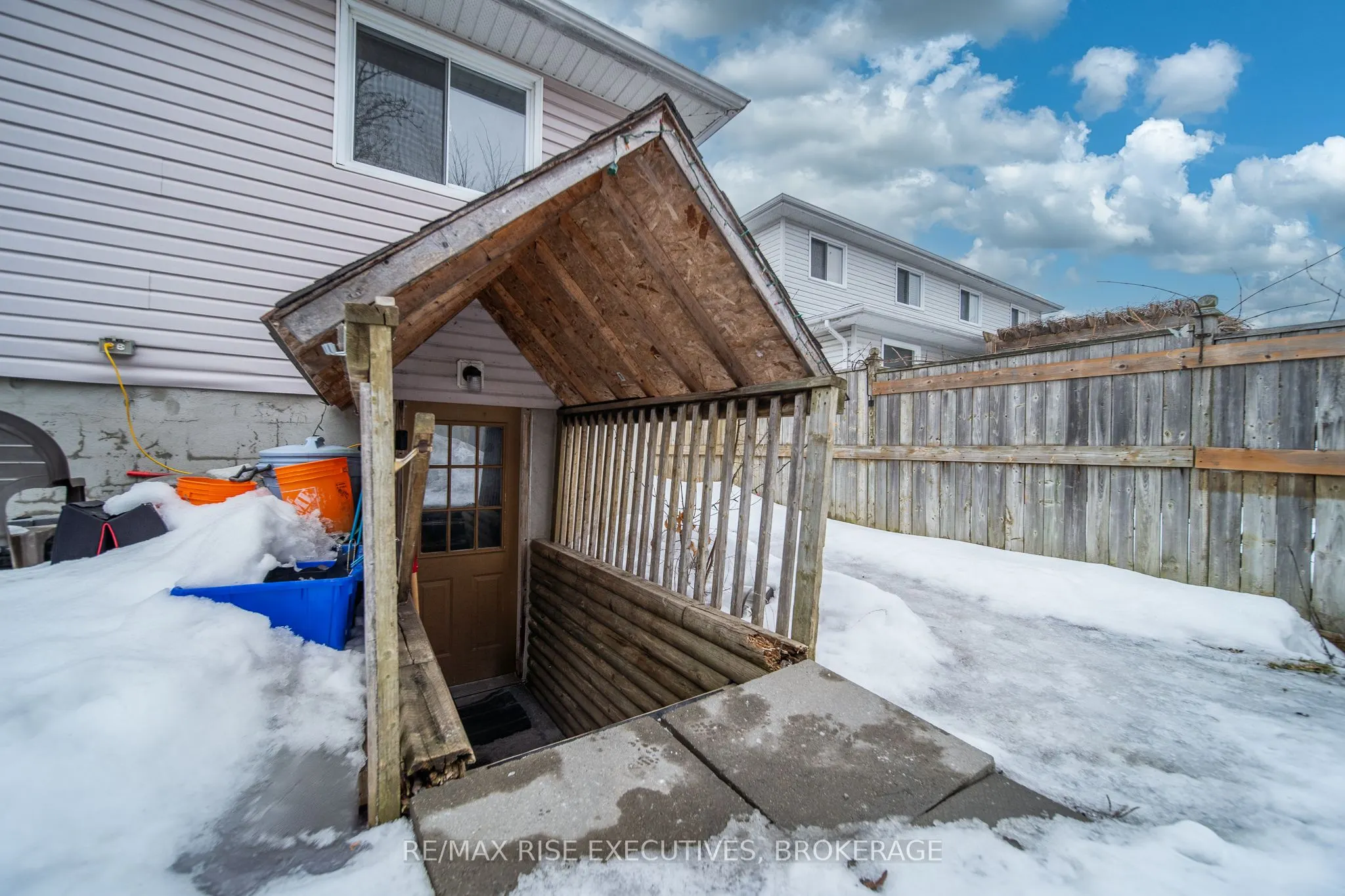 984 Waterbury Crescent