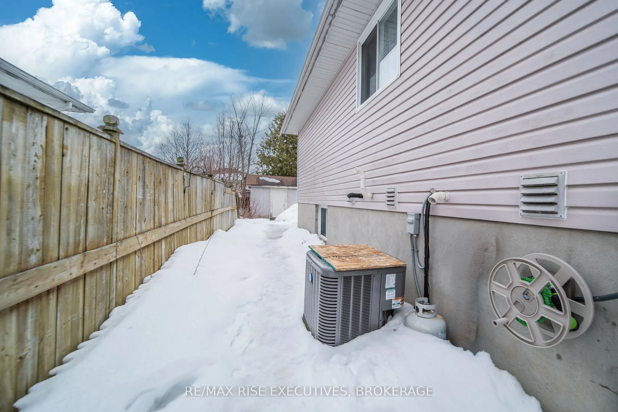 984 Waterbury Crescent