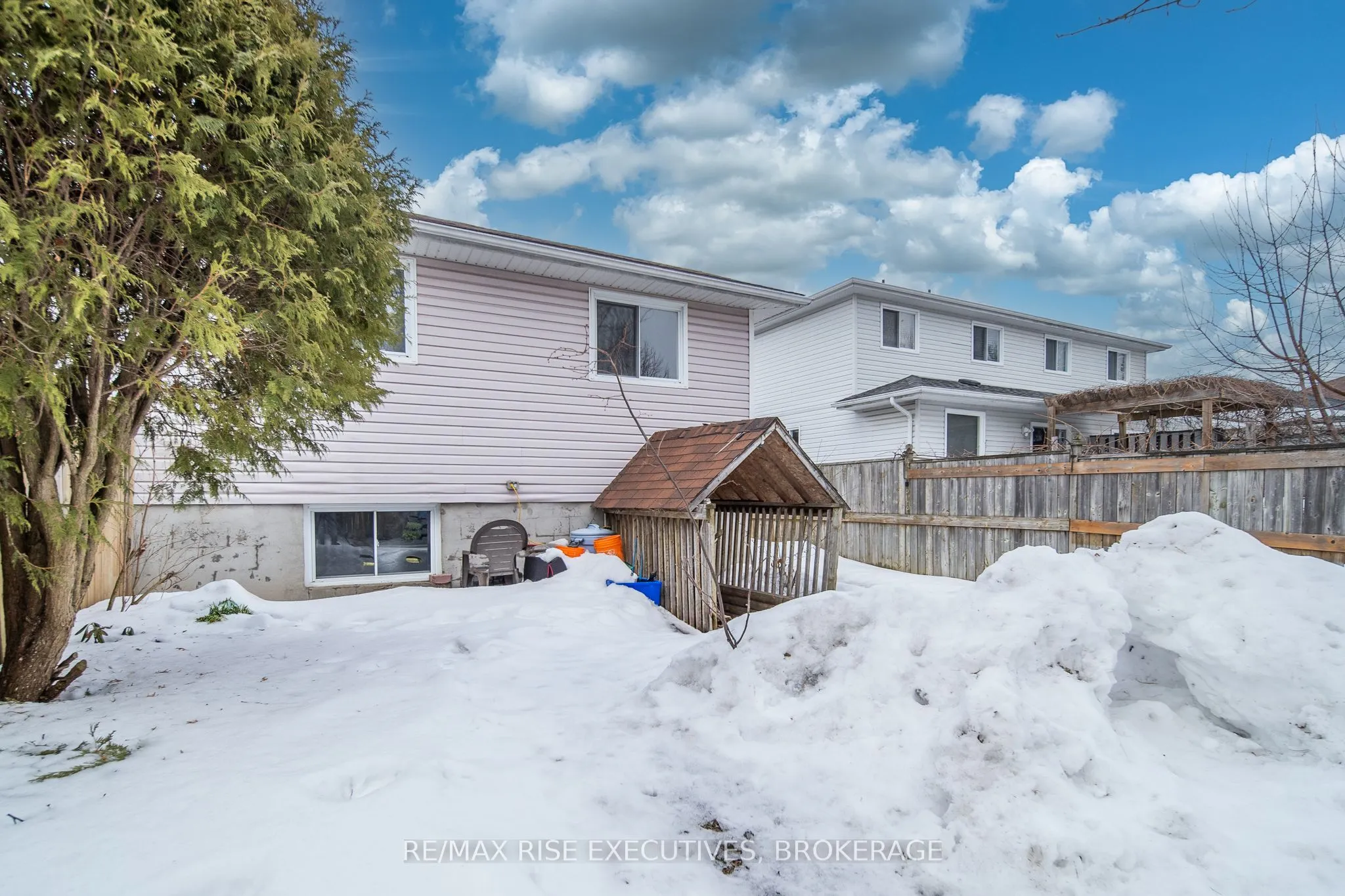 984 Waterbury Crescent