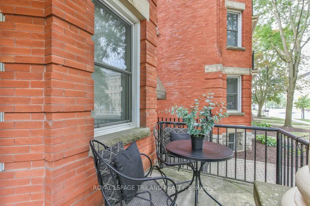 285 QUEENS Avenue #101