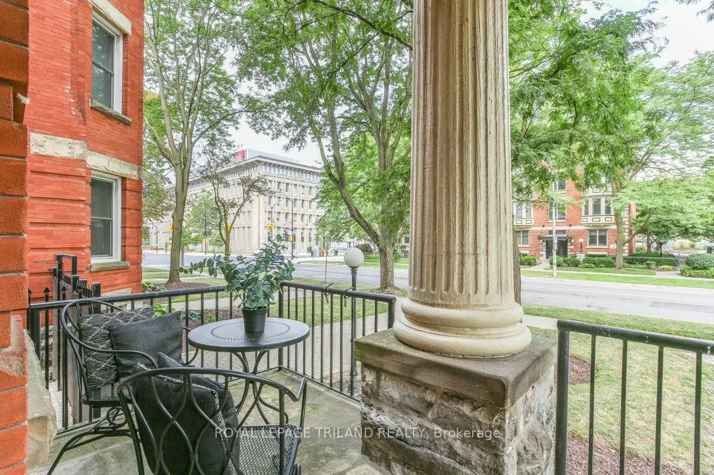285 QUEENS Avenue #101