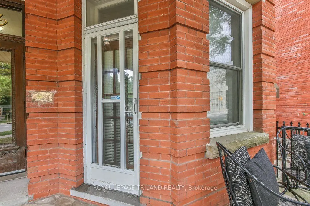 285 QUEENS Avenue #101