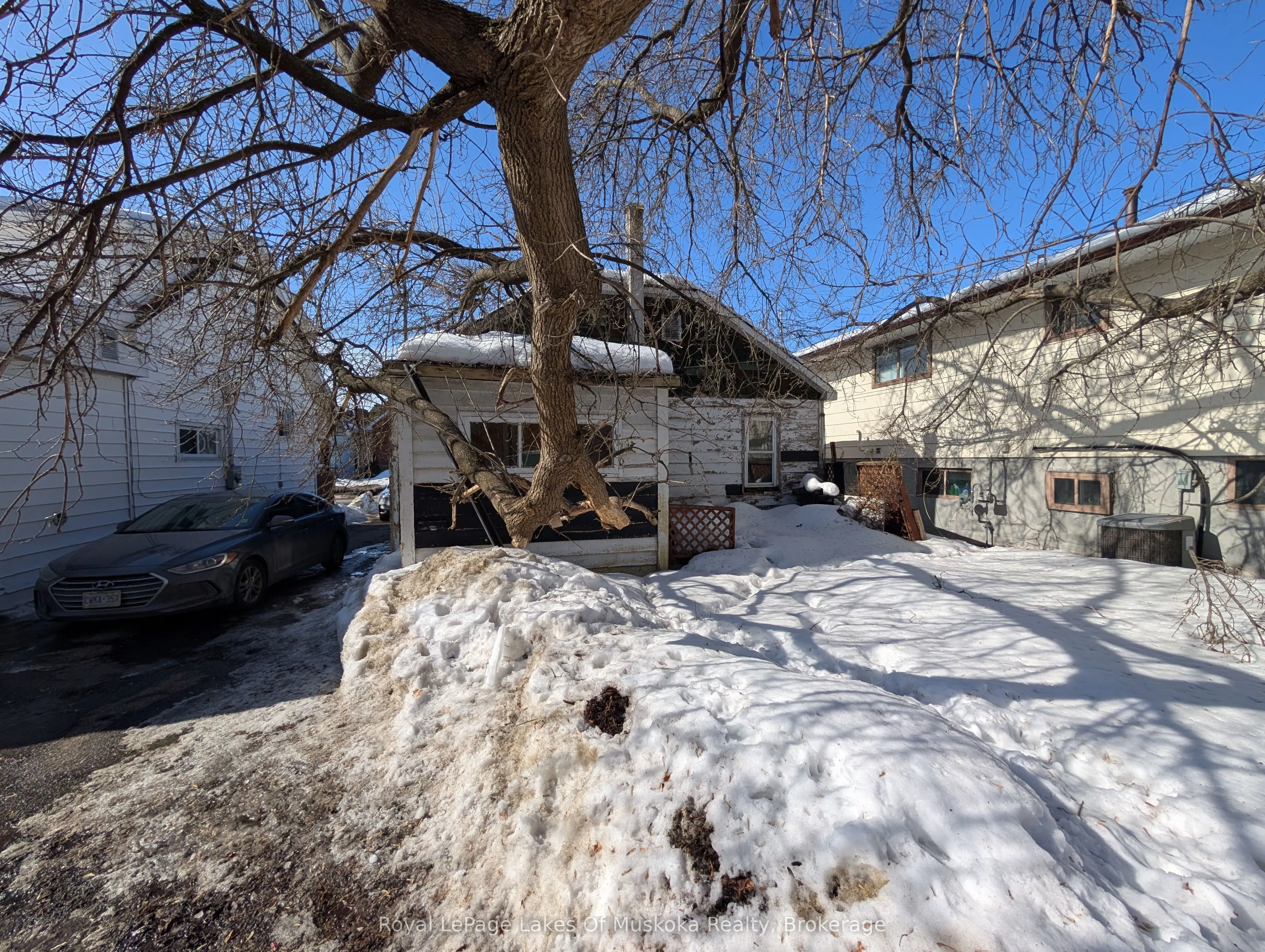 544 McIntyre Street E
