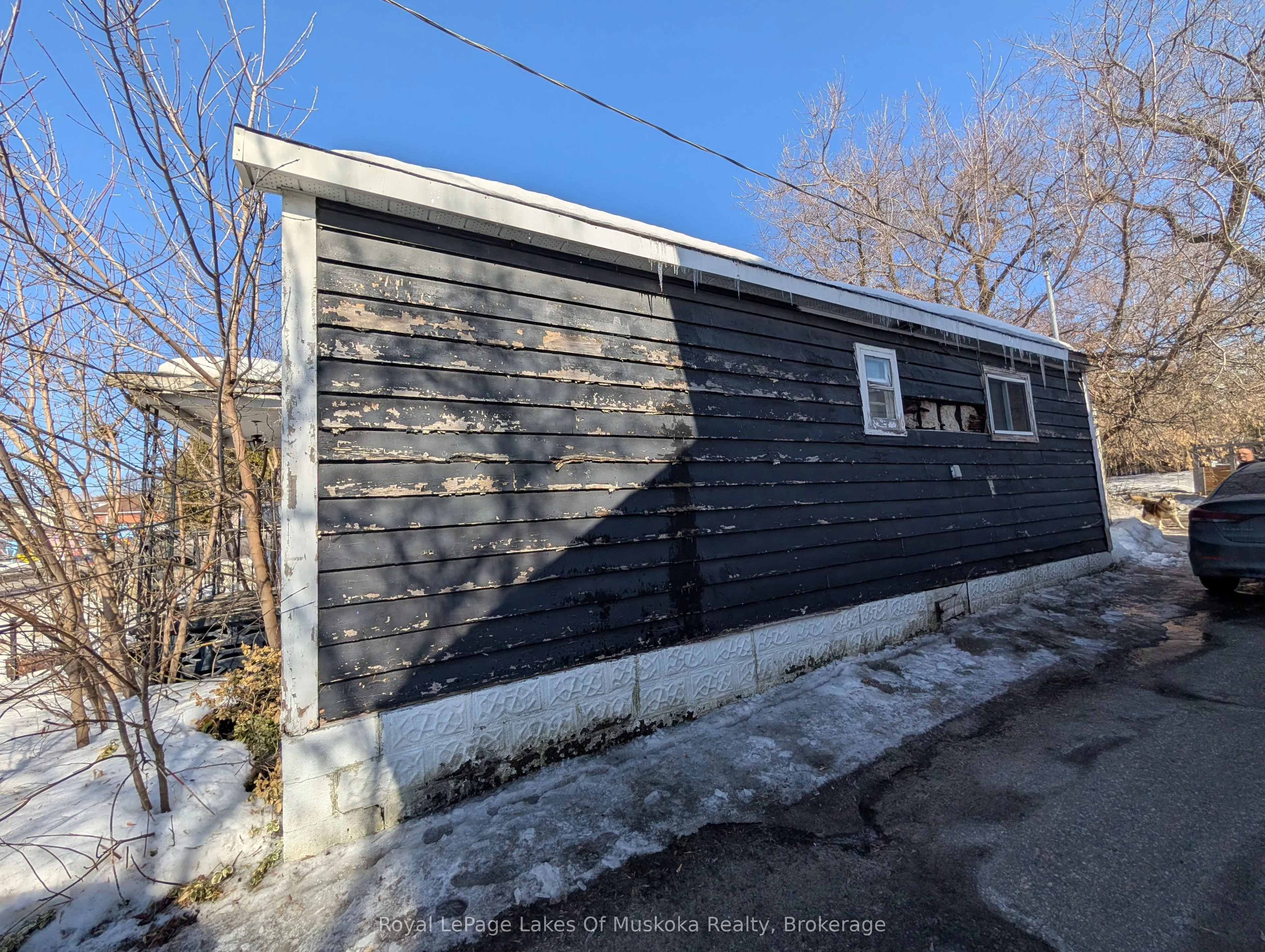 544 McIntyre Street E