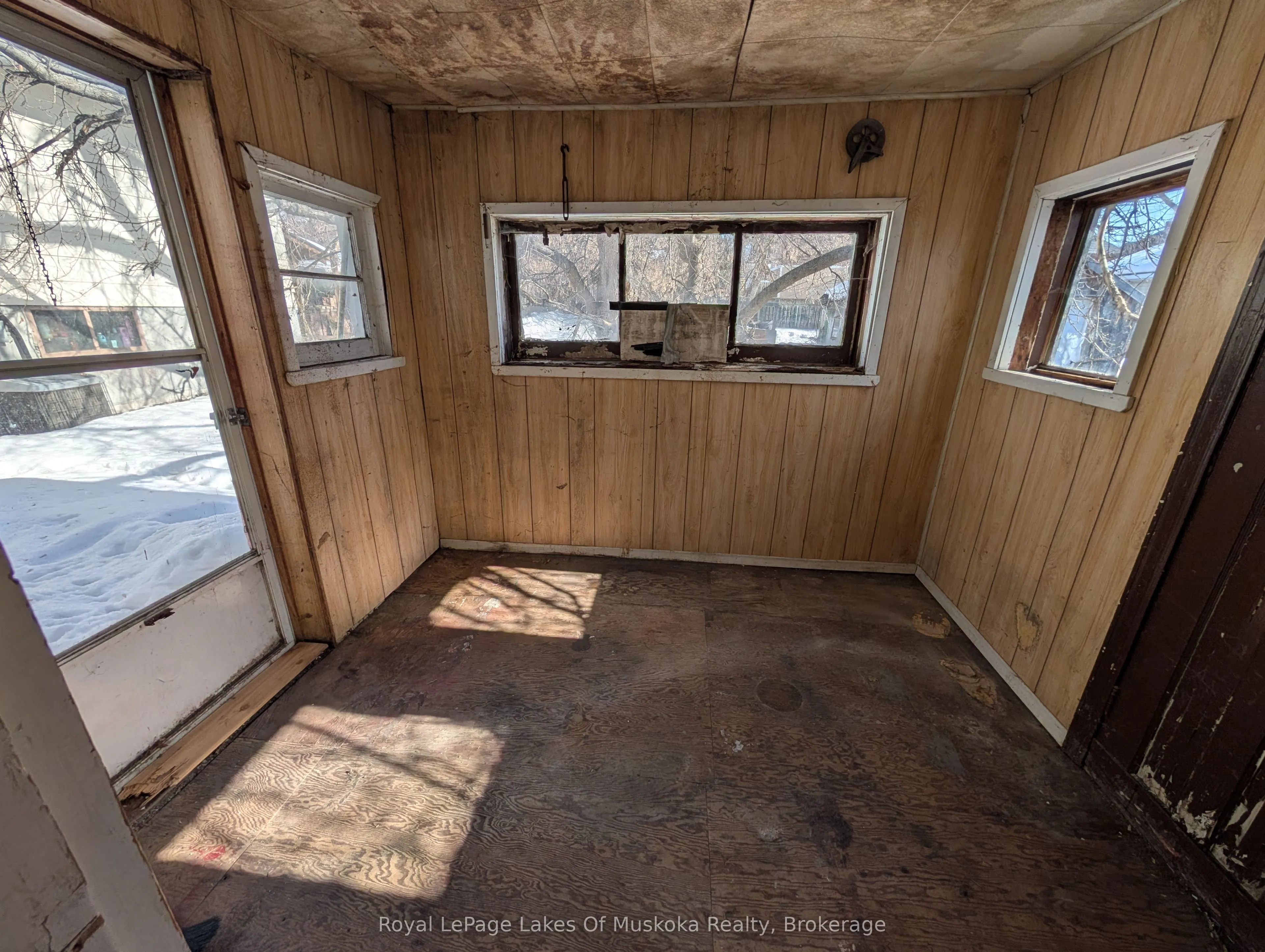 544 McIntyre Street E