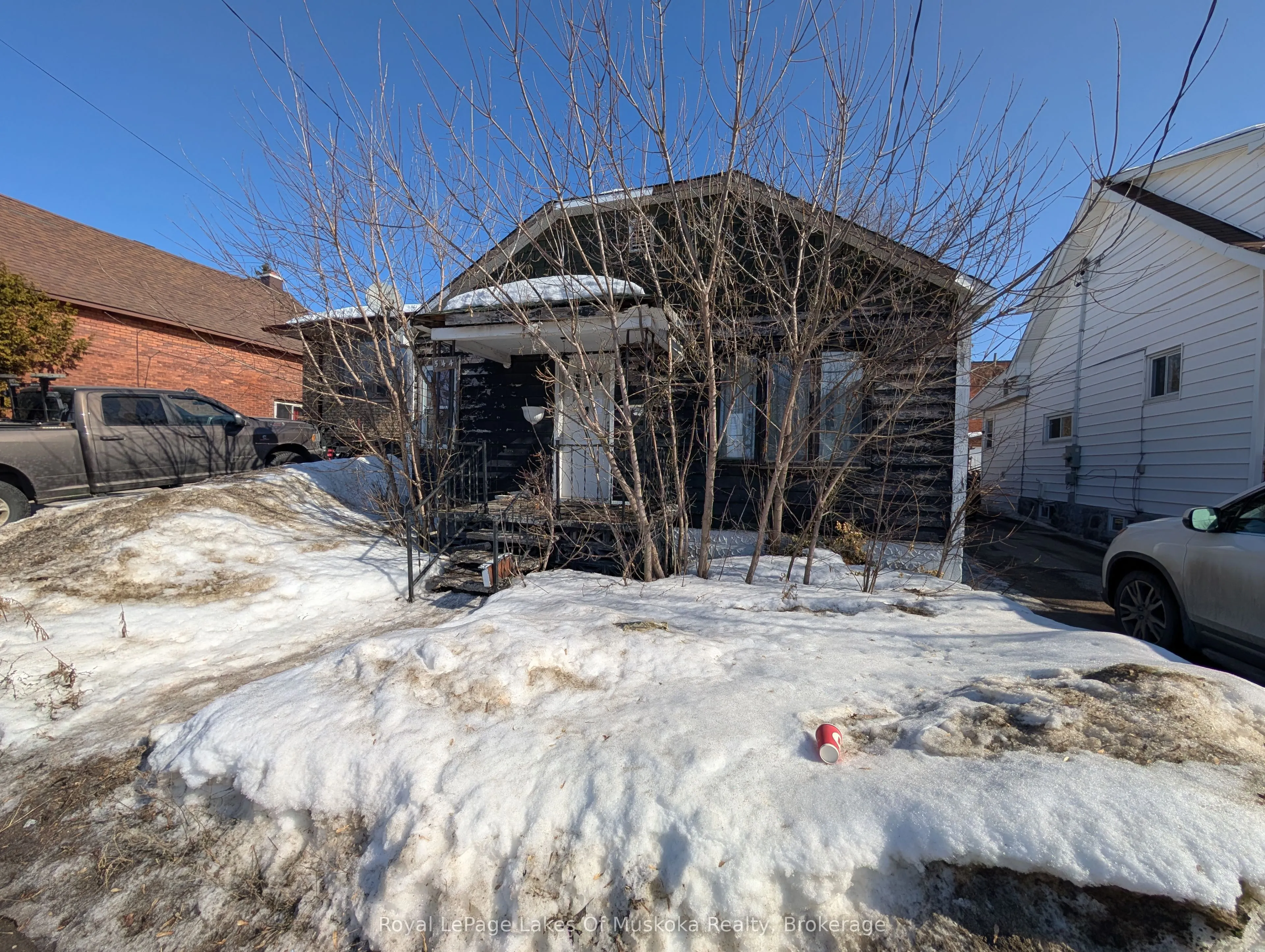 544 McIntyre Street E