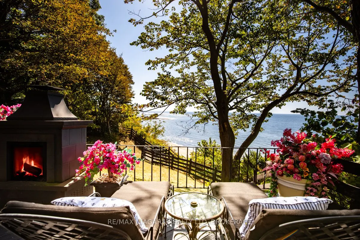 735 Lakeshore Road E