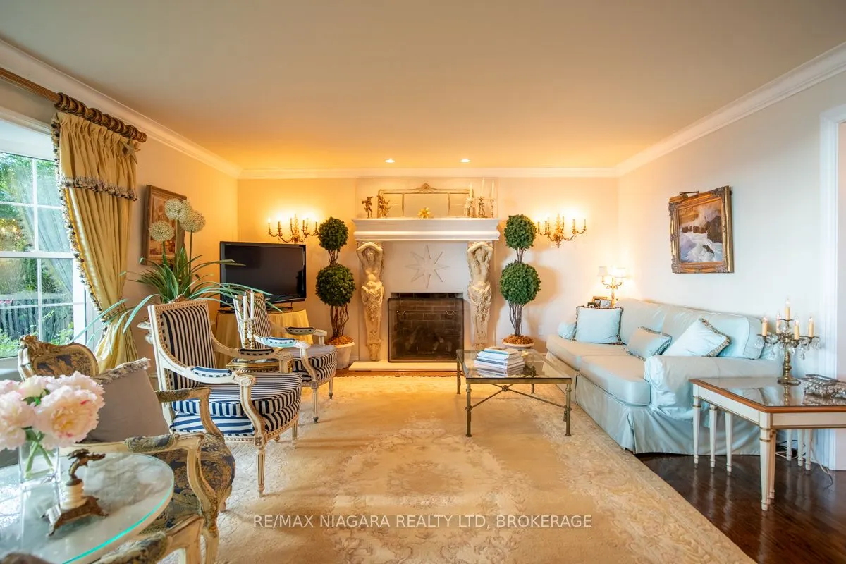 735 Lakeshore Road E